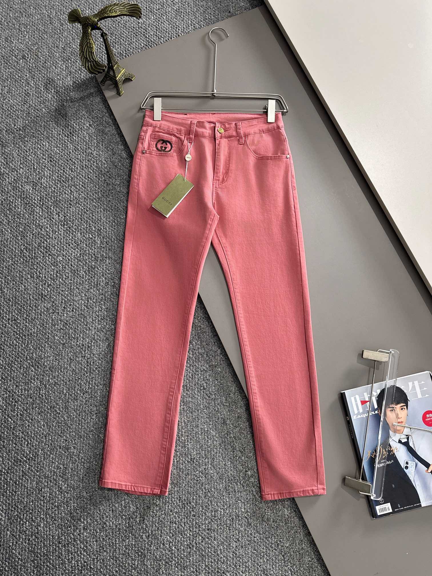 Pantalones vaqueros ajustados de Gucci, temporada 2025, de cuatro estaciones, confeccionados con tela vaquera de algodó…