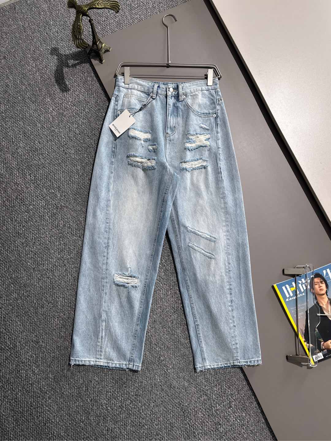Jeans holgados y pantalones anchos de cuatro estaciones de Givenchy 2025, ¡la tendencia en la tendencia! Muchos bloguer…