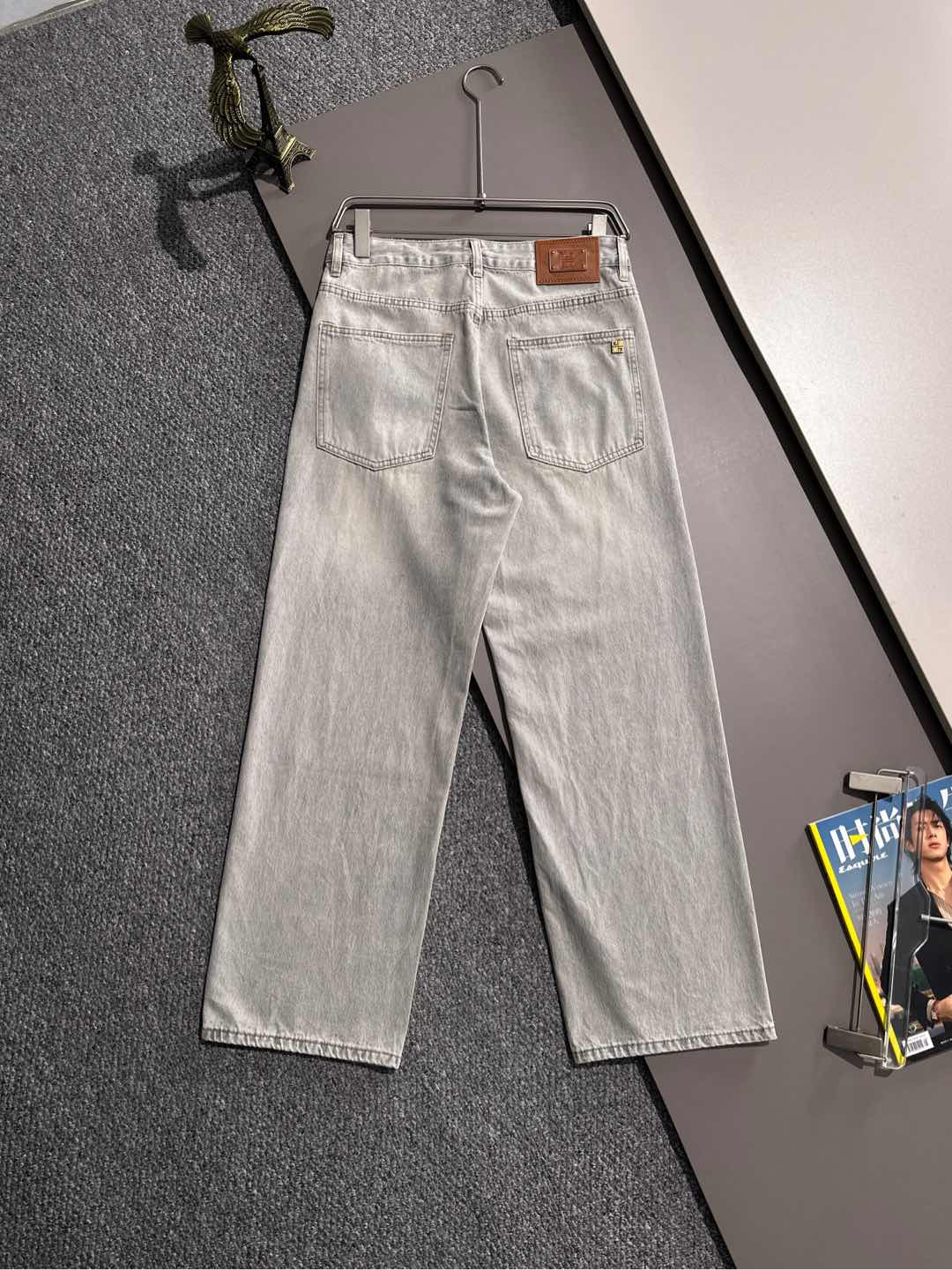 Los pantalones vaqueros ajustados de cuatro estaciones de Givenchy 2025 están tejidos con telas vaqueras de algodón lis…