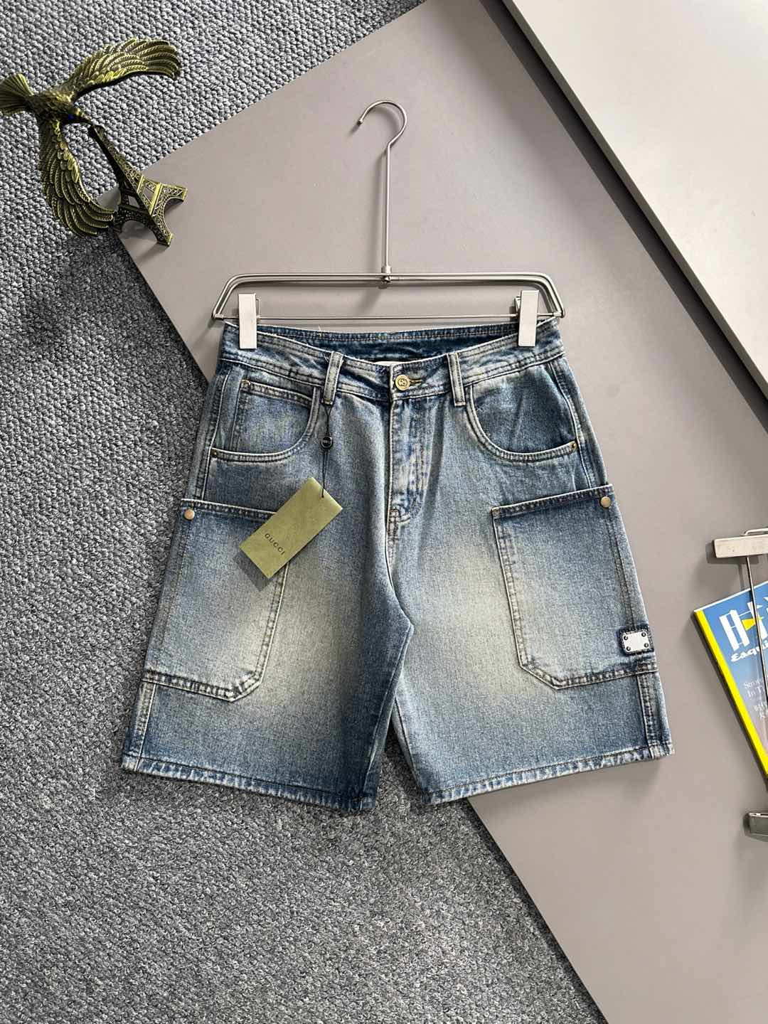 Nuevo producto de Gucci para el verano de 2025, jeans y pantalones cortos vaqueros, confeccionados con tela vaquera de …