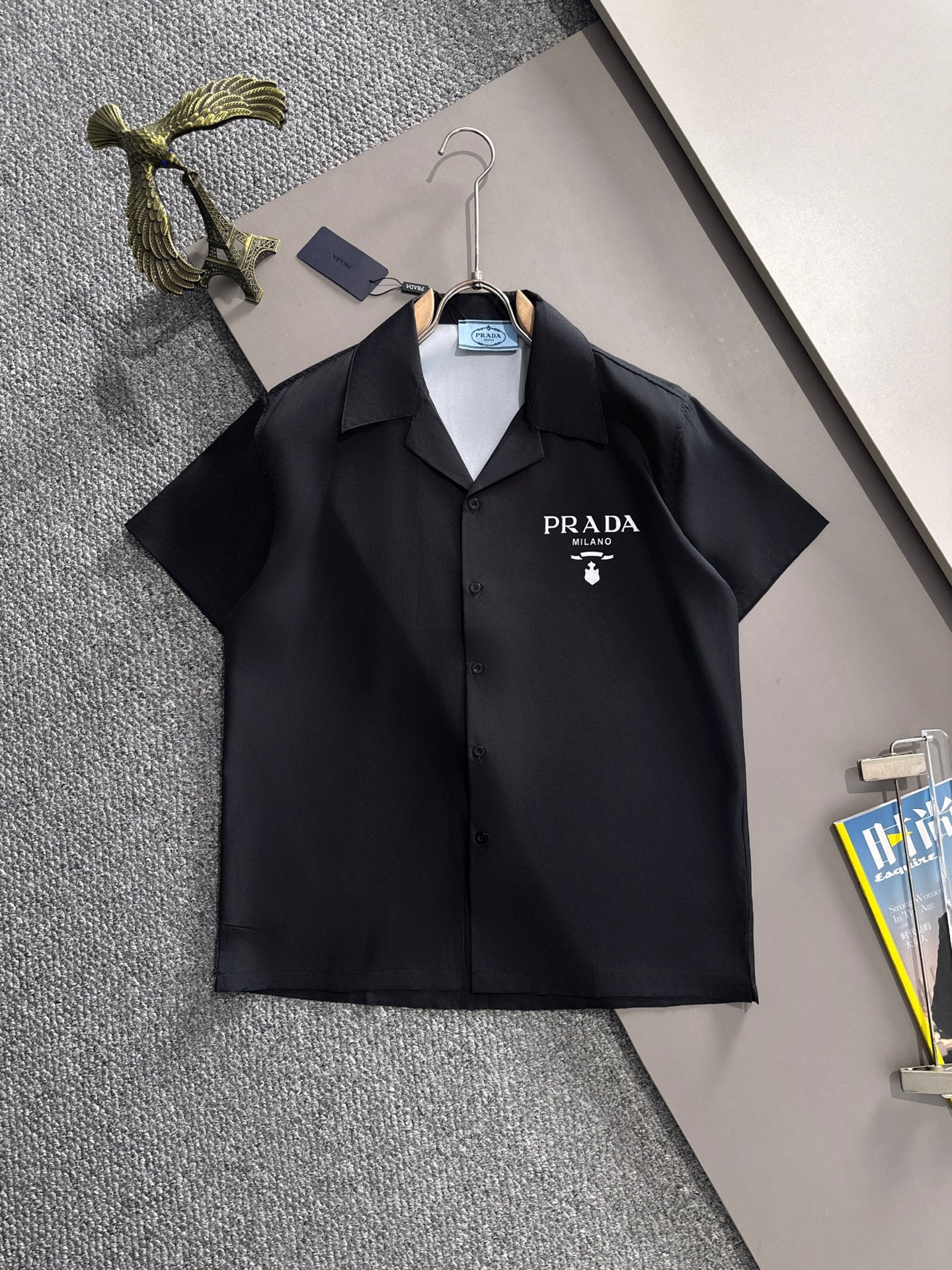 Camisa con estampado integral con diseño de LOGO clásico de verano de Prada 2025, confeccionada en algodón ligero con i…