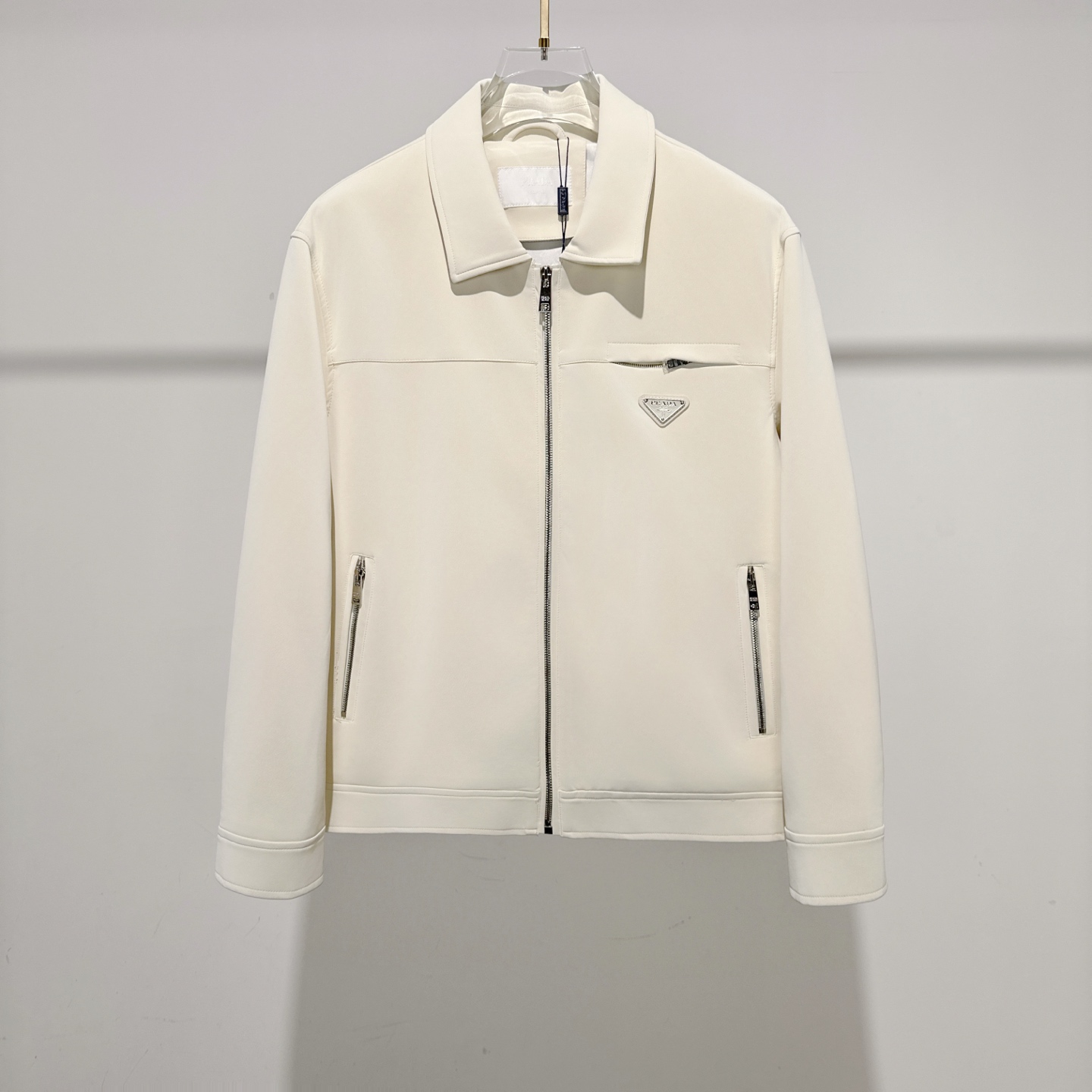 NO:502029,FWPra - Craftsmanship Dream Weaving comes from the Italian series, with ingenious craftsmanship and classic triangle marks to create an extraordinary new favorite for you. The 2025 two-color suit jacket, imported suede fabric, simulates an unexpected touch, as smooth and soft as baby's skin. It shows luxurious luster in low-key; every inch outlines the three-dimensional texture. Makes simplicity not simple. The minimalist reveals a sense of high-end feeling, like the finishing touch, making every turn your mind the focus. Delicate and luxurious, showing the charm of the brand. Color Black and white Size S-2XL,,prada, jackets & coats,business suit,chamois leather,alexander wang19860909FWPra-匠心织梦源自意大利系列,以匠心独运,经典三角标为您打造不凡的衣橱新宠. 2025双色西装外套,进口麂皮面料,模拟出超乎想象的手感,如婴儿肌肤一样细滑柔软.低调中彰显奢华光泽；每一寸都勾勒出立体肌理感.让简约不简单.极简中透出高级感,如同画龙点睛,让您的每一次转身都成为焦点.细腻奢华,尽显品牌魅力. 颜色 黑色白色 尺码S-2XL,,prada,jackets & coats,business suit,chamois leather,alexander wang,Men's clothing