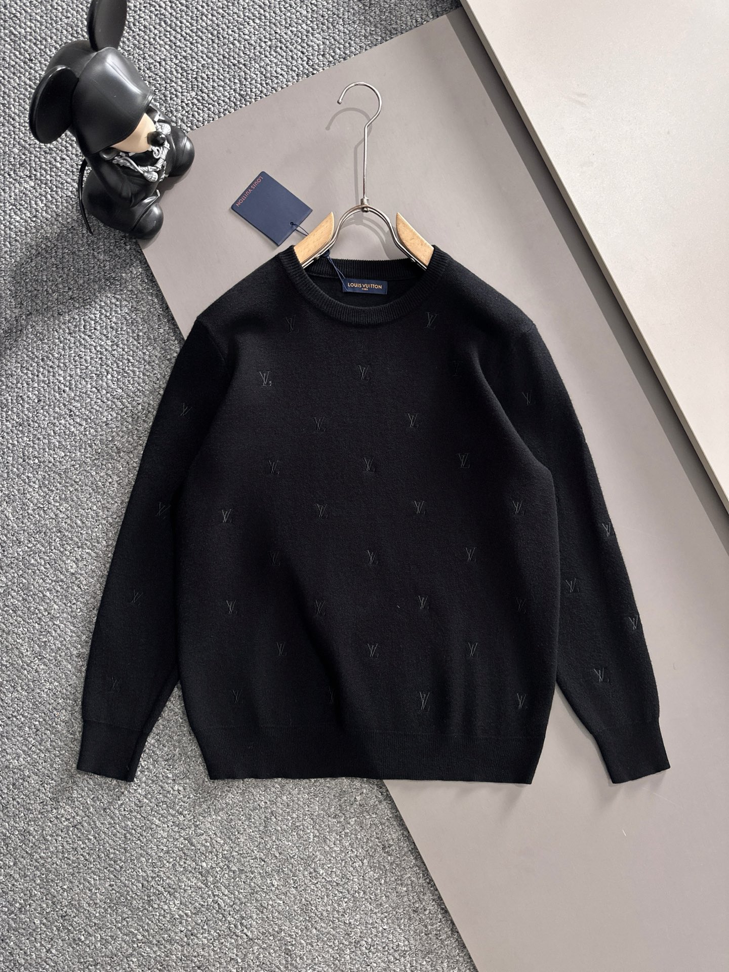 NO:564091,LV Louis Vuitton This permanent black raw collar top is made of extremely fine merino wool, suitable for creating layered looks in the season. The top is embellished with embroidery patterns designed with tonal yarns, showing a noble style. This versatile top is simple and elegant, creating a casual and more formal look. Color Black Blue Size M~3XL,, louis vuitton, louis vuitton, alexander wang19860909LV路易威登 这款永久的黑色原领上衣采用极精細的美利诺羊毛制成,适合打造转季的层次造型.上衣缀满以同色调纱线设计的刺绣图案,尽显高贵气派.這款百搭上衣简约优雅,缔造休闲及较正式的造型. 颜色黑色 蓝色 码数M~3XL,,louis vuitton,louis vuitton,alexander wang,Men's clothing