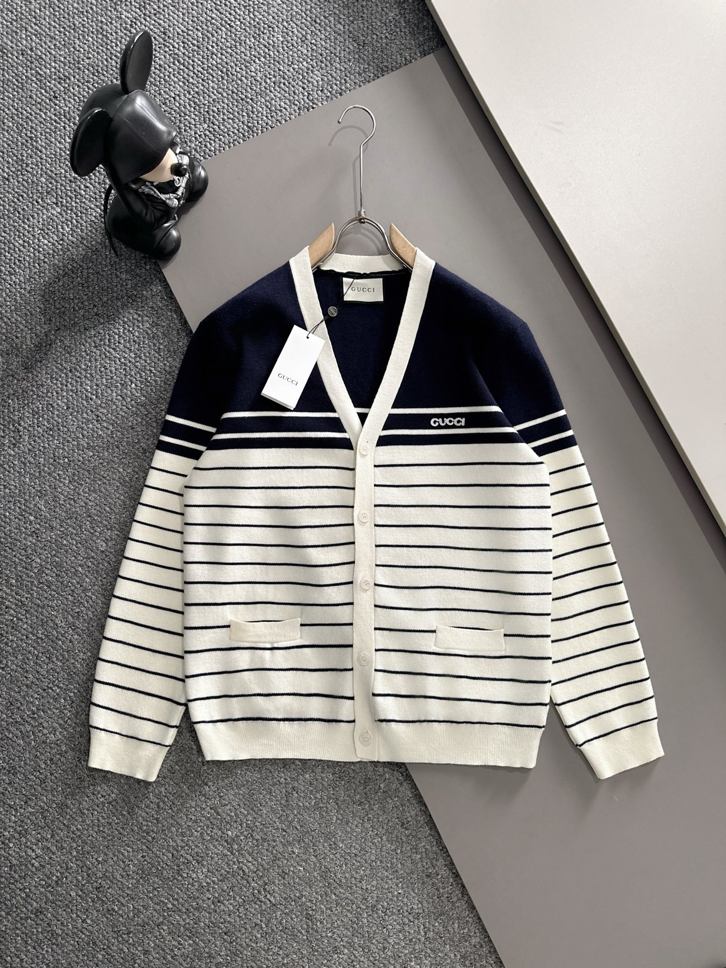 NO:564193,Gucci Gucci Couple Style Men and Women Striped Contrast Color Cardigan Spring and Summer Series V-neck single-breasted design Letter embroidery embellishment on the chest Striped contrast stitching Casual retro high-end cotton knitted fabric Comfortable and skin-friendly Loose fit No choice of person to wear Same style for men and women Size M~3XL,,gucci,alexander wang19860909Gucci 古奇 情侣款 男女 条纹撞色开衫 春夏系列 V领单排扣设计 胸前字母刺绣点缀 条纹撞色拼接 休闲复古高级 棉质针织面料 舒适亲肤 宽松版型 不挑人穿 男女同款 码数M~3XL,,gucci,alexander wang,Men's clothing