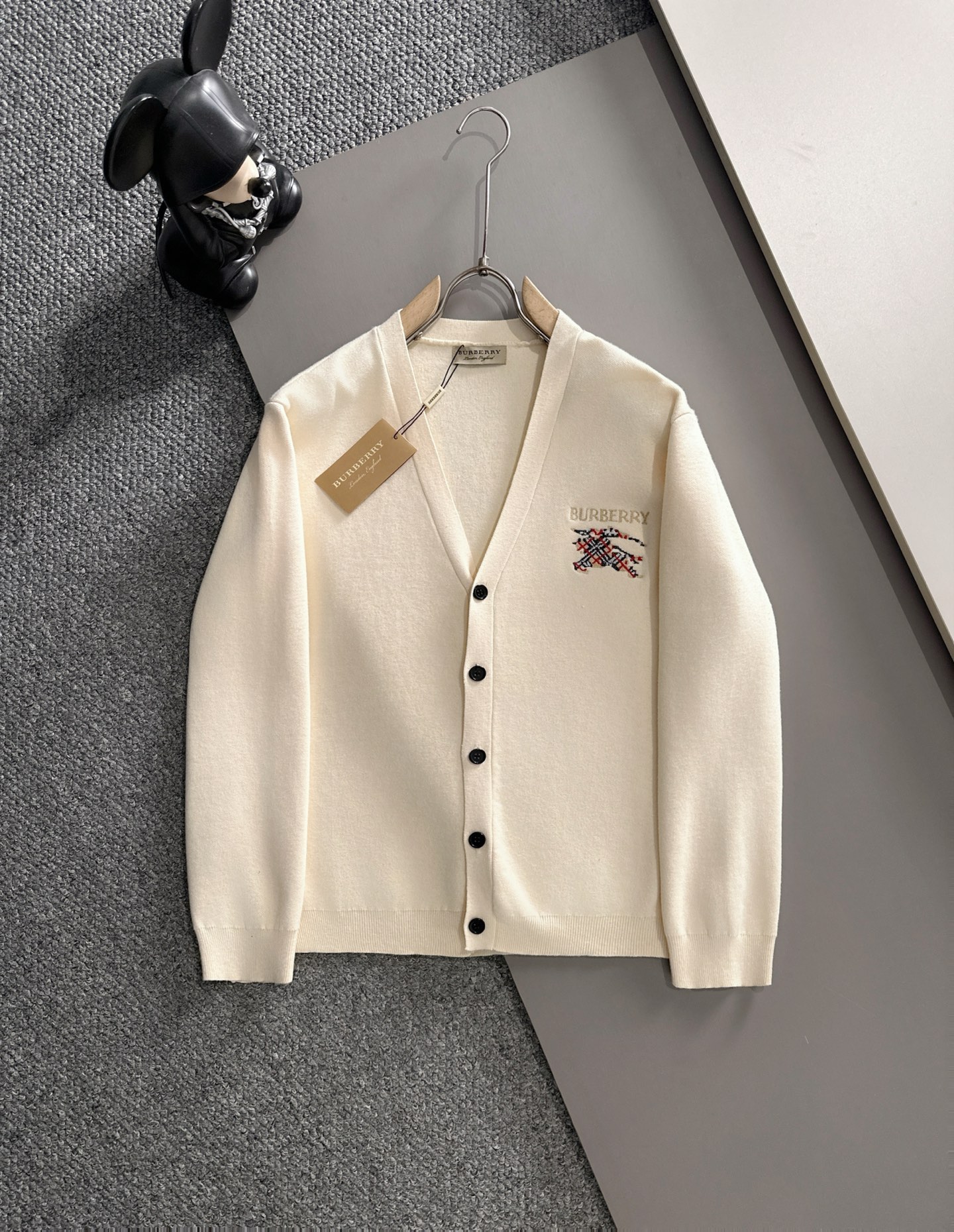 NO:564184,Burberry autumn and winter new styles for men and women, college style, colorful war horse micro-label embroidery, literary retro, V-neck cardigan. Color: black, apricot, size M~3XL,, burberry, alexander wang19860909巴宝莉 秋冬新款男女同款,学院风,彩色战马微标刺绣 ,文艺复古,V领开衫. 颜色:黑色 杏色 码数M~3XL,,burberry,alexander wang,Men's clothing