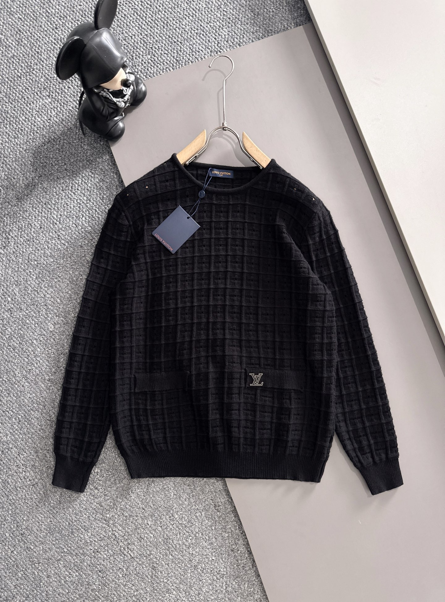 NO:564098,LV Louis Vuitton's permanent black raw collar top is made of extremely fine merino wool, suitable for creating layered looks during the season. This versatile top is simple and elegant, creating a casual and more formal look. Color Black Size M~3XL,, louis vuitton, louis vuitton, alexander wang19860909LV路易威登 这款永久的黑色原领上衣采用极精細的美利诺羊毛制成,适合打造转季的层次造型.這款百搭上衣简约优雅,缔造休闲及较正式的造型. 颜色黑色 码数M~3XL,,louis vuitton,louis vuitton,alexander wang,Men's clothing