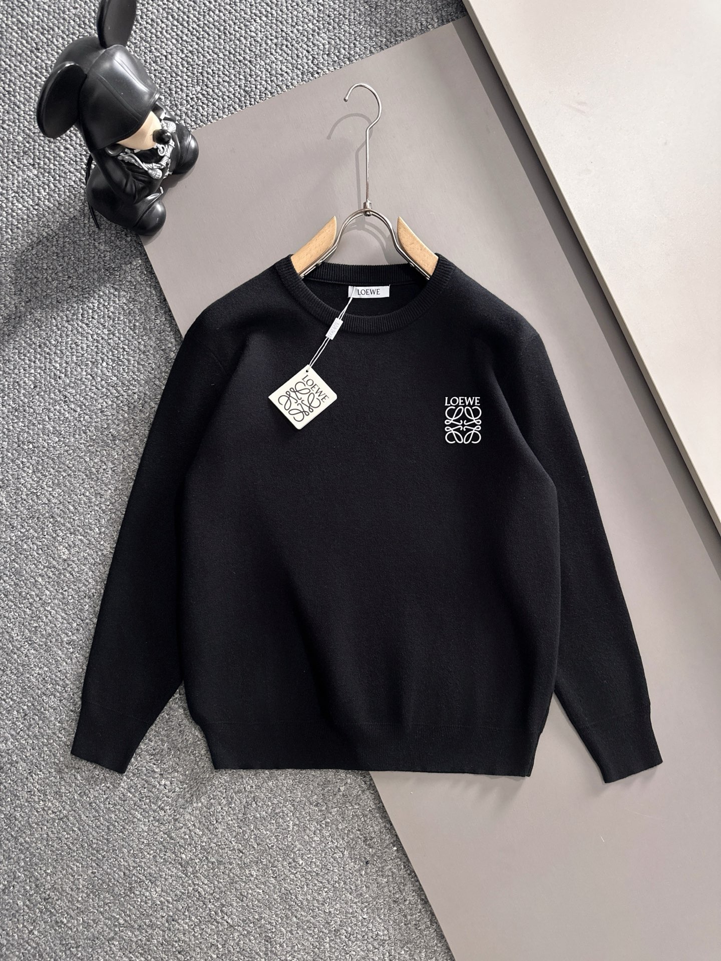 NO:564168,Luo Yiwei's new autumn and winter products are synchronized with the counter. Fashionable and chic ribbed round neck is a must-have for single wear. It is made of wool blended sweater and long-sleeved sweater. It has a simple, elegant and noble three-dimensional silicone badge logo design. There is not too much complicated craftsmanship. It is about the integration of design and materials. Simple European style. With imported wool knitted fabric, it is a perfect base for autumn and winter!  Color Black White Size M~3XL,,loewe,sweaters,alexander wang19860909罗意威 秋冬新品 专柜同步 时尚别致罗纹圆领单穿打底必备款,采用羊毛混纺针织衫长袖毛衣,简约优雅高贵气质立体硅胶徽章logo设计 没有过多复杂的工艺 玩的就是设计与材质的融合 简约的欧式风格 配以进口羊毛针织面料,秋冬季打底神器！ 颜色黑色 白色 码数M~3XL,,loewe,sweaters,alexander wang,Men's clothing