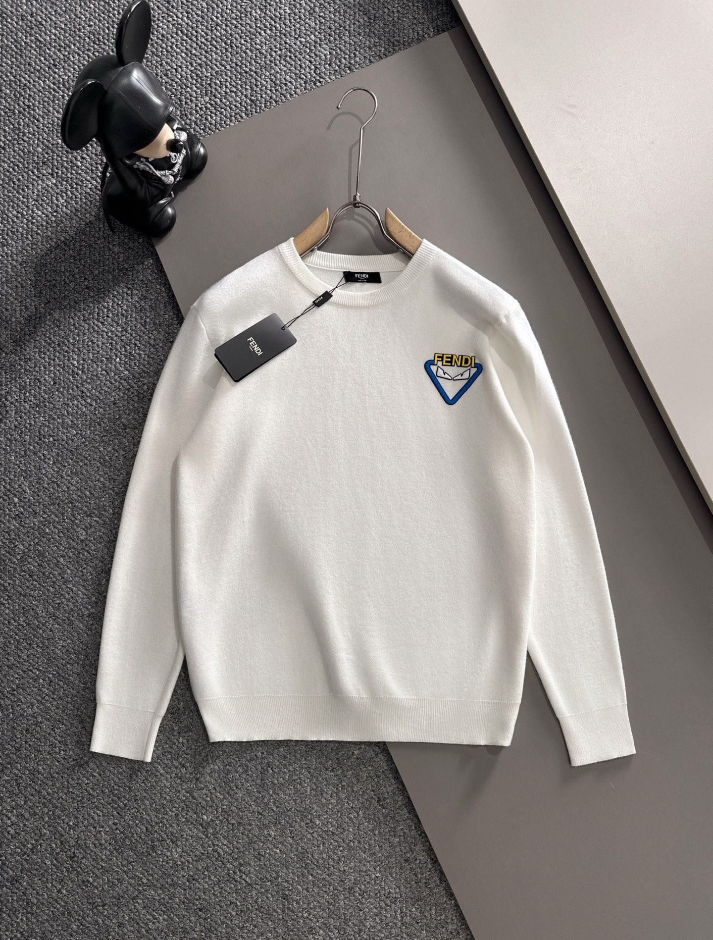 NO:564112,Fendi's new autumn and winter products are synchronized with the counters. Fashionable and unique ribbed round neck is a must-have for single wear. It is made of wool blended sweater and long-sleeved sweater. It has a simple, elegant and noble three-dimensional silicone badge logo design. There is not too much complicated craftsmanship. It is about the fusion of design and materials. Simple European style. It is equipped with imported wool knitted fabric. It is a perfect base for autumn and winter!  Color Black White Size M~3XL,,fendi,sweaters,alexander wang19860909芬迪 秋冬新品 专柜同步 时尚别致罗纹圆领单穿打底必备款,采用羊毛混纺针织衫长袖毛衣,简约优雅高贵气质立体硅胶徽章logo设计 没有过多复杂的工艺 玩的就是设计与材质的融合 简约的欧式风格 配以进口羊毛针织面料,秋冬季打底神器！ 颜色黑色 白色 码数M~3XL,,fendi,sweaters,alexander wang,Men's clothing