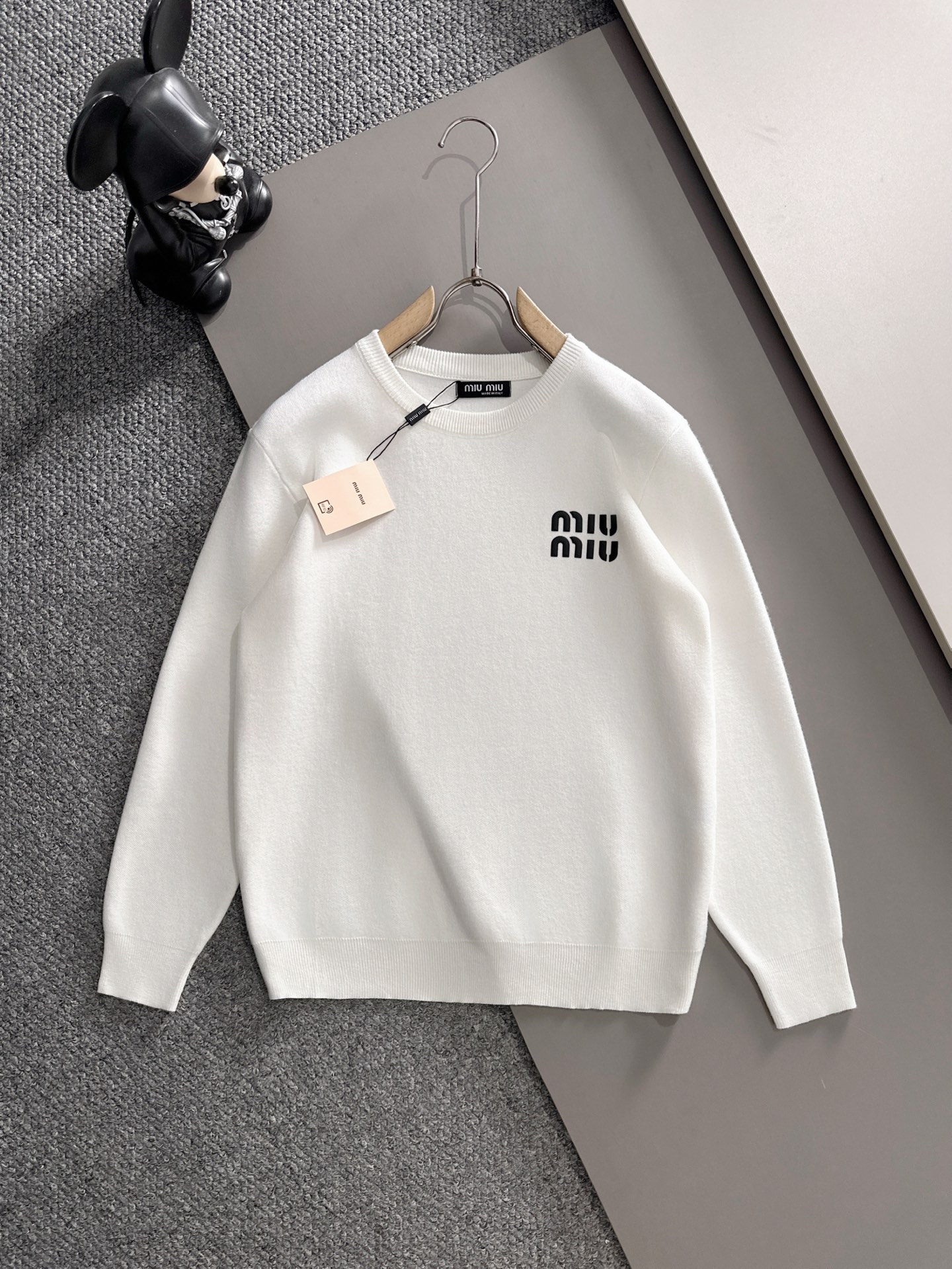 NO:564161,Miumiu female round neck crocheted pullover sweater has high-quality texture, comfortable and soft. The round neck long-sleeved sweater is cut with dense knitting to keep out the cold and wind. The wide threaded edges on the collar and cuffs echo the hem, and the three-dimensional silicone letters on the chest are decorated between the chests. It makes the style more durable and versatile!  Color: Black White Size M~3XL,,miumiu,sweaters,alexander wang19860909Miumiu 母圆领钩花套头毛衣 质感高级 舒适柔软.圆领长袖毛衣剪裁 密实针织御寒防风,领口袖口宽螺纹包边与衣摆相呼应, 胸前字母立体硅胶装点于胸前之间.让风格更耐看百搭！ 颜色:黑色 白色 码数M~3XL,,miumiu,sweaters,alexander wang,Men's clothing