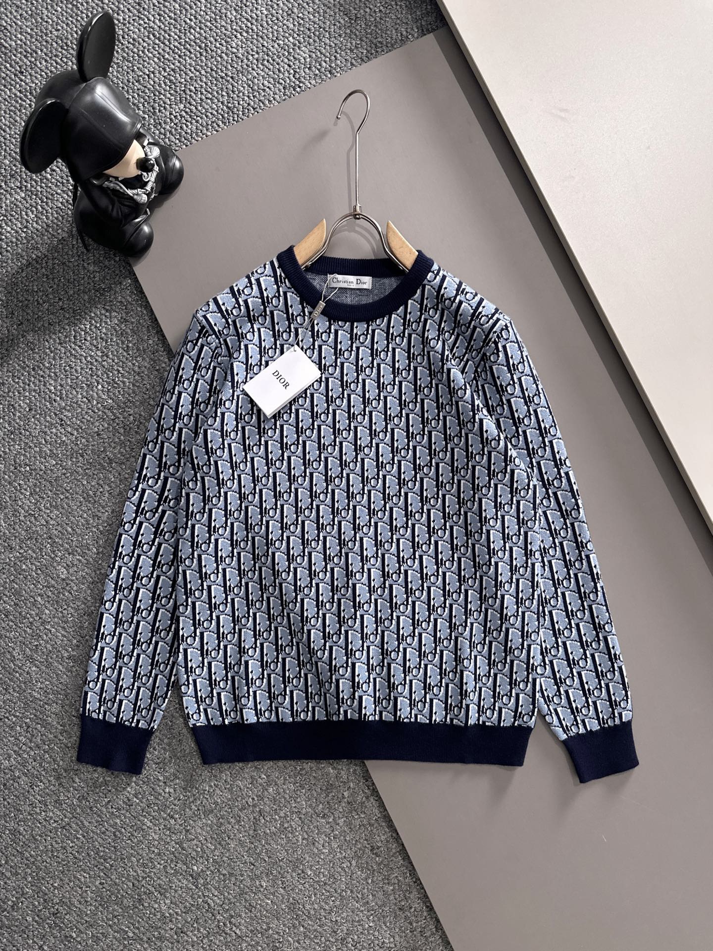 NO:564105,Dior's new fall and winter styles are the same for both men and women. They are easy to match and versatile, and are of extremely high quality. They are perfectly integrated into fashion and style. It is a top-notch fashionable style that is perfect for outer wear!  The whole thing gives people a natural feeling!  Size M~3XL,,dior,alexander wang19860909迪奥 秋冬新款男女同款,从容百搭,档次极高,完美融入时尚还有风情感一款完美符合外穿的顶尖时髦气质款！整体给人浑然天成的感觉！ 码数M~3XL,,dior,alexander wang,Men's clothing