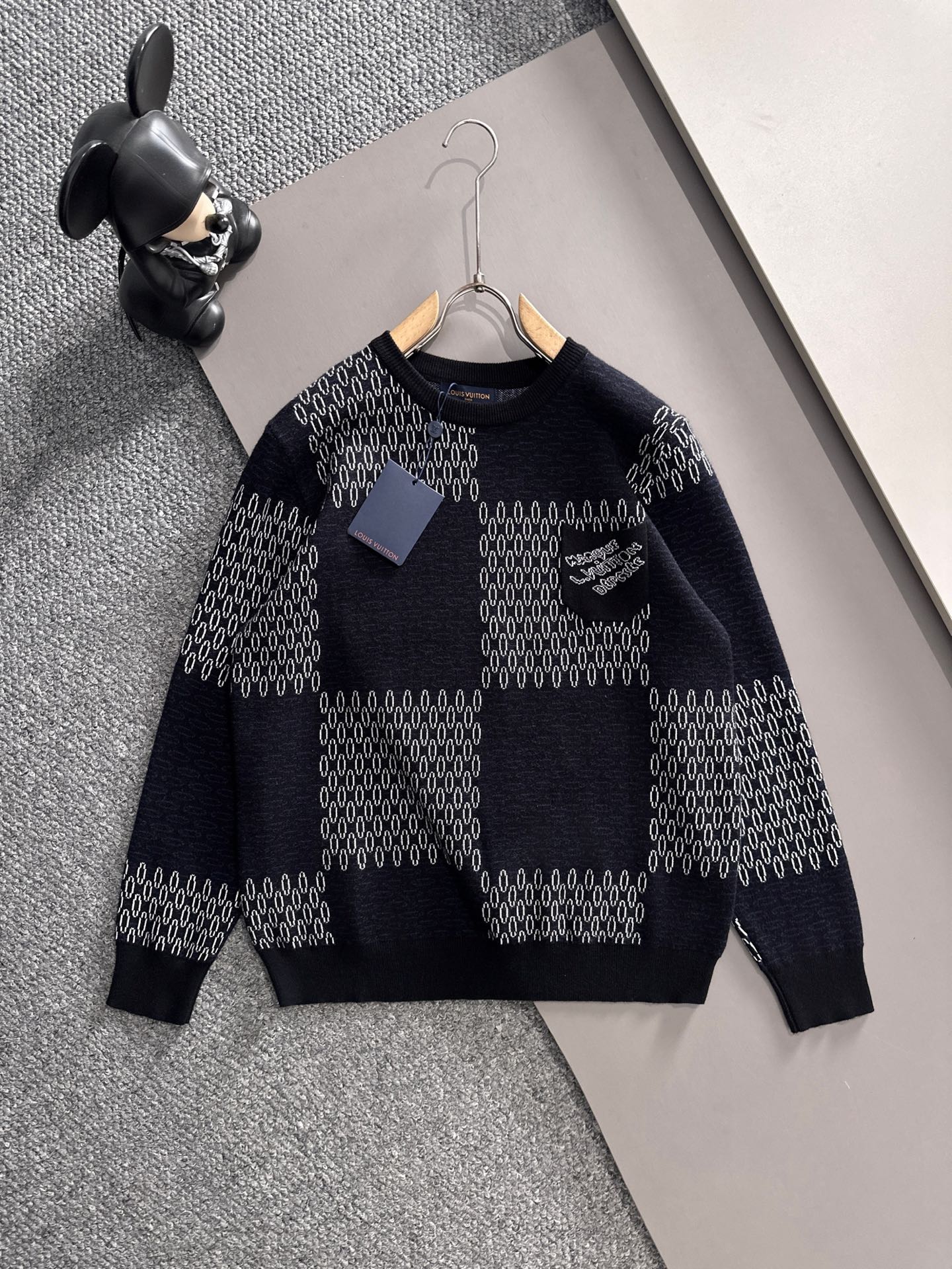 NO:564126,LV checkerboard knitted sweater. The deep and quiet blue base is like the quiet deep sea. The checkerboard pattern is delicately outlined in off-white, which instantly adds a retro and modern feel. The blue and white color combination is refreshing and high-end, with full visual impact. Size M~3XL, louis vuitton, sweaters, alexander wang19860909LV 棋盘格针织毛衣.深邃静谧的蓝色打底,就像静谧深海,棋盘格纹以米白色细腻勾勒穿插其中,复古摩登感瞬间拉满,蓝白配色清爽又高级,视觉冲击力 拉满. 码数M~3XL,,louis vuitton,sweaters,alexander wang,Men's clothing