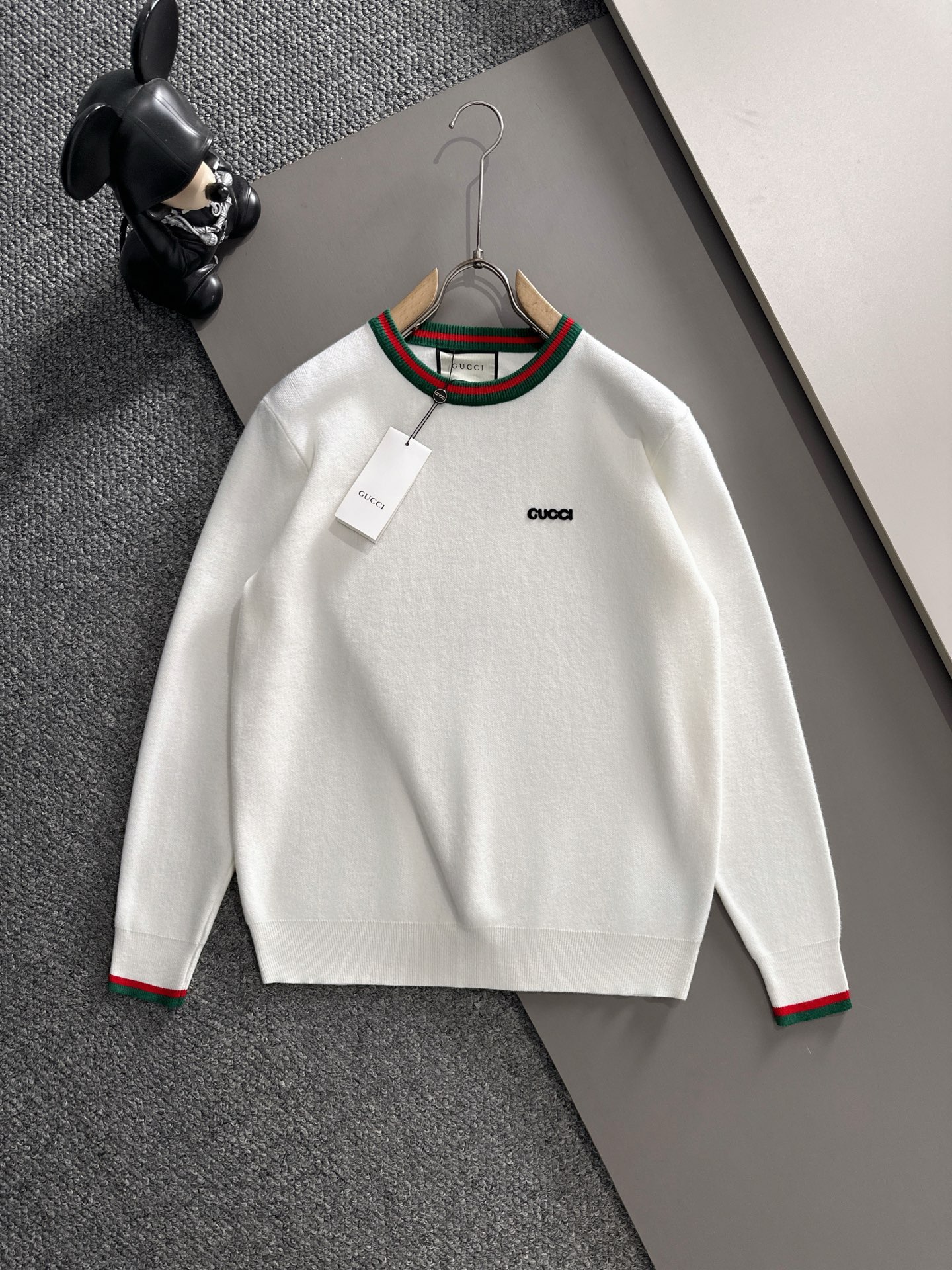 NO:564119,Gucci This year’s unique element is on Gucci’s printed sweatshirts, which are simple yet luxurious. This simple and direct design allows people to feel the charm of the brand at a glance. It will help you recognize new products immediately, and quickly keep up with the trend. Put it on and become a fashion leader. Size M~3XL,,gucci,hoodie,sweatshirts,alexander wang19860909古奇 今年的独特元素就是把在gucci的单品印卫衣上,简约却不失奢潮范儿.这种简单直接的设计,让人一眼就能感受到品牌的魅力.第一时间带你认得新产品,赶紧跟上潮流的脚步十穿上它,成为时尚的引领. 码数M~3XL,,gucci,hoodie,sweatshirts,alexander wang,Men's clothing