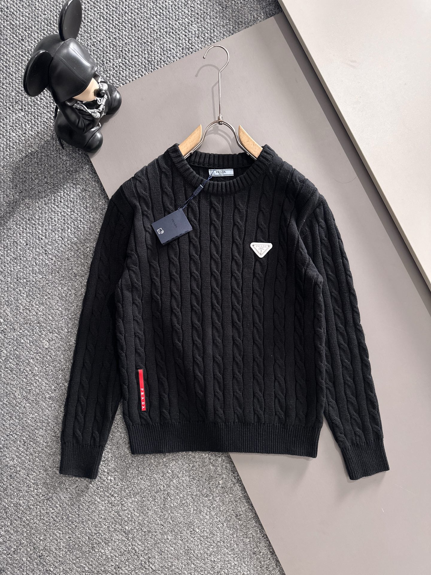 NO:564143,Prada custom triangle hardware letter logo leather tag twist twisted rope sweater color black white size M~3XL,,prada,sweaters,alexander wang19860909普拉达 定制三角五金字母logo皮牌 麻花扭绳毛衣 颜色黑色 白色 码数M~3XL,,prada,sweaters,alexander wang,Men's clothing