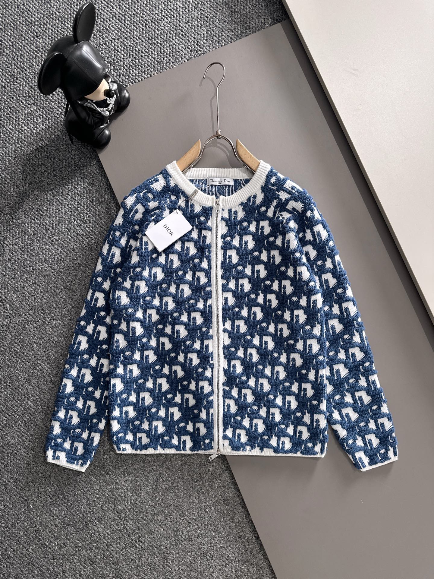 NO:564176,Dio*/Dior 25SS new all-over printed jacquard zipper cardigan jacket The wool material is made of 16-count double-ply blended yarn of 50 wool and 50 polyamide fiber, and the inner part is made of combed compactly spun 40-count cotton yarn, which is fixedly dyed in gray and light blue on the board. The pattern yarn is first twisted into one yarn from 5 yarns, and the whole thing is made from a Japanese imported computer machine with separate cylinders and 3-color jacquard towel embroidery with round neck and pointed clips and long sleeves. Special processing of two-sleeve zippers, special washing process, and three-label washing of specific hardware Size M~XXXL,,dior,dior,jackets & coats,alexander wang19860909Dio*/迪奥 25SS新款 满印提花拉链开衫外套 毛料采用采用50羊毛50聚酰胺纤维16支双股混纺纱,里部采用精梳紧密纺40支棉纱,对板定染灰色和浅蓝色.花型纱先由5条纱加捻拼成一条纱,全件由日本进口电脑机隔支圆筒3色提花毛巾绣加圆领尖夾长袖.特别加工两袖车拉链,特殊洗水工艺,特定五金三标水洗 码数M~XXXL,,dior,dior,jackets & coats,alexander wang,Men's clothing