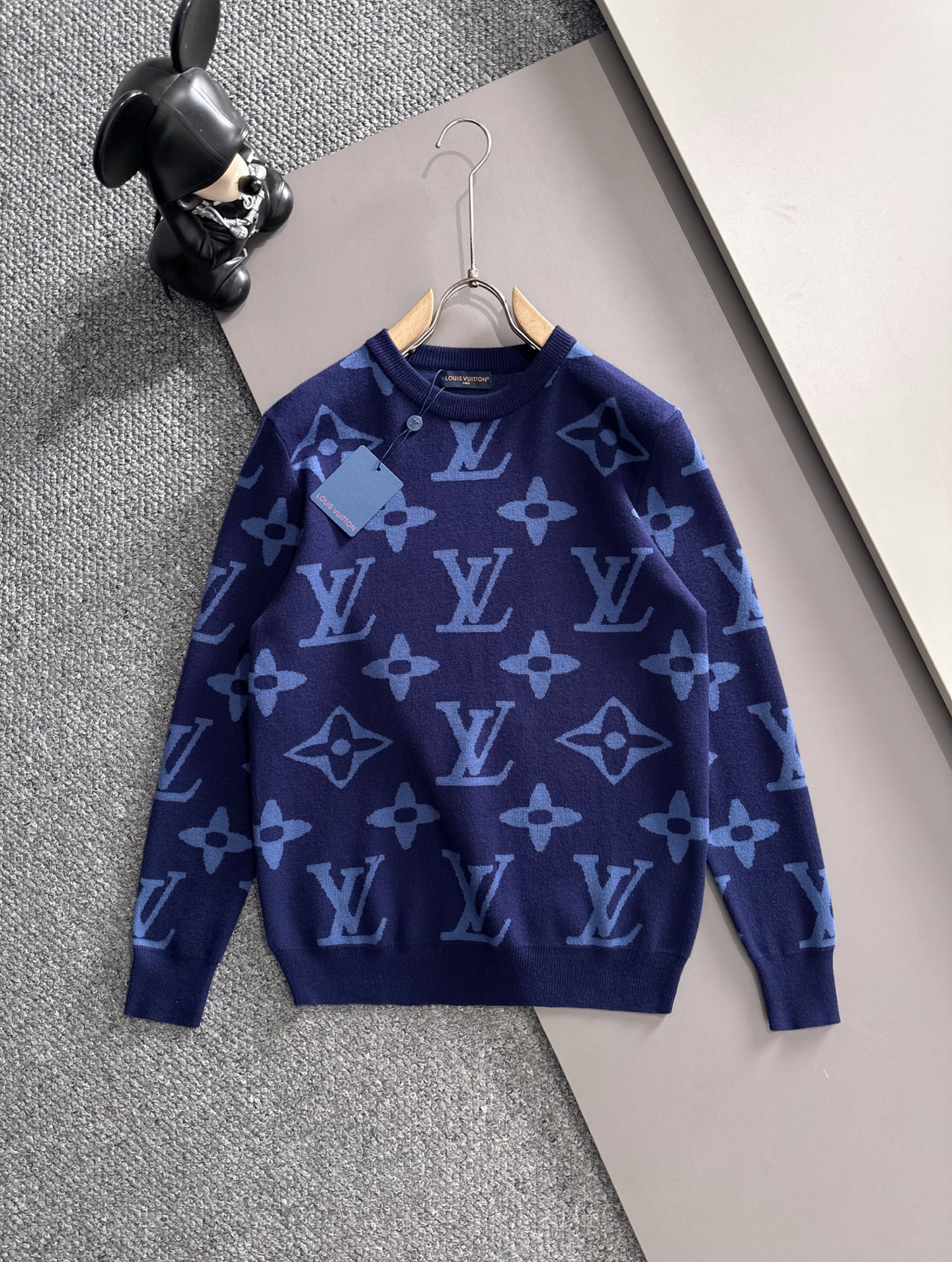 NO:498694,L brand* fitting M-XXXL 25 autumn and winter sesame-bottomed jacquard round neck sweater, exquisite craftsmanship counter fabric, top-level elements fusion, complete 3 standards, fashionable men's fashion, whether it is the comfort of the upper body or the incomparable existence, alexander wang19860909L牌*合身版型M-XXXL 25款秋冬芝麻底字母提花圆领羊毛衫,精致工艺专柜面料,顶级元素融合打造,3标齐全,潮男时尚,无论是上身舒适度还是都是无可比拟的存在,,alexander wang,Men's clothing