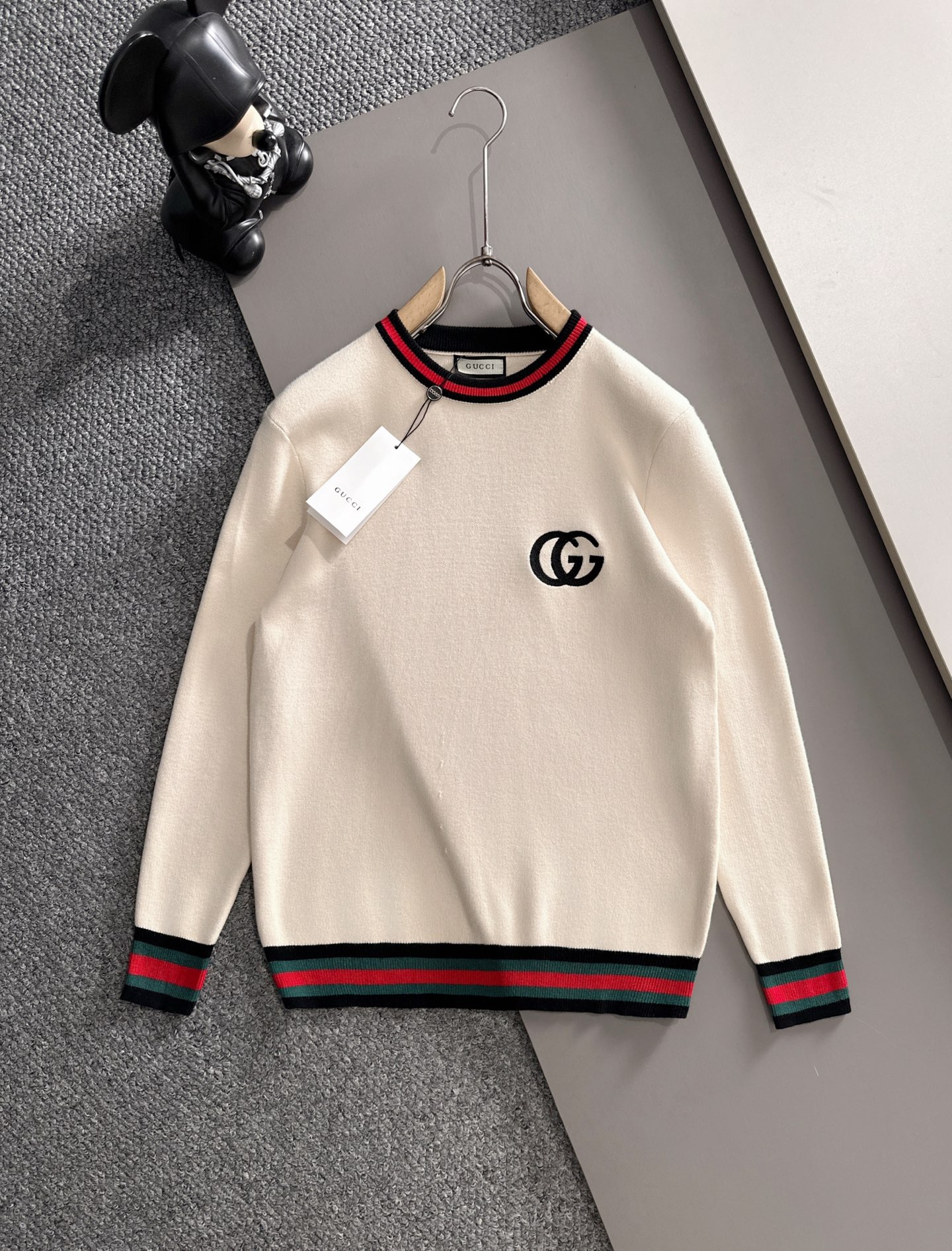 NO:498742,Gucc* fit style M-XXXL The latest and most top red and green neck jacquard splicing double G letter embroidered round neck sweater, the top quality counter original single pullover, the top production process imported fabric, the unique design of the counter model, using imported high-end custom imported silk thread with first-class feel!  Official website for sale!  ,gucci,alexander wang19860909Gucc*合身版型M-XXXL 最新最顶级红绿领口提花拼接款双G字母绣花圆领羊毛衫,最顶级的品质专柜原单套头衫,顶级制作工艺进口面料,专柜款独特设计,采用进口高端订制进口丝线手感一流！官网在售！,,gucci,alexander wang,Men's clothing