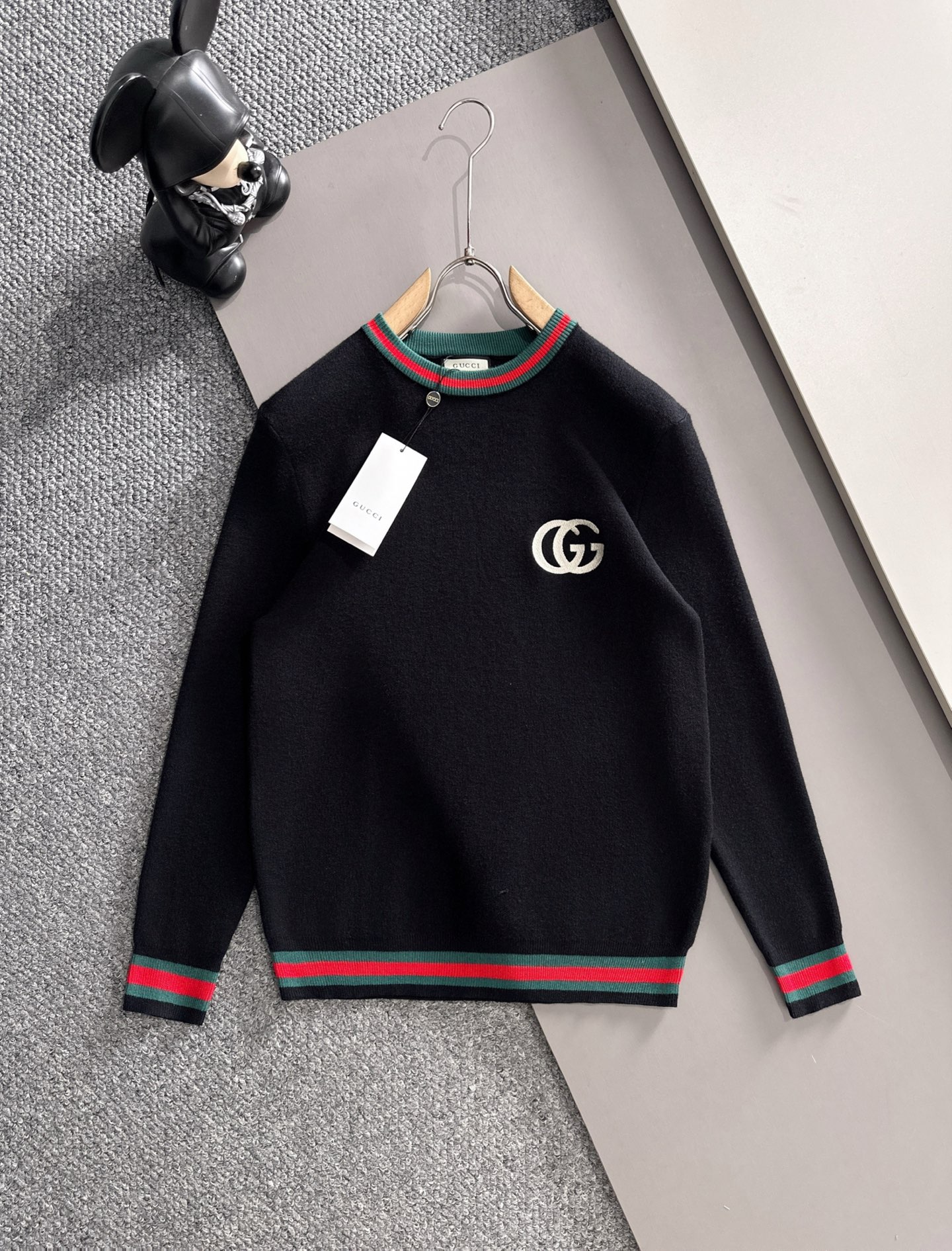 NO:537829,Gucc* fit style M-XXXL The latest and most top red and green neck jacquard splicing double G letter embroidered round neck sweater, the top quality counter original single pullover, the top production process imported fabric, the unique design of the counter model, using imported high-end custom imported silk thread with first-class feel!  Official website for sale!  ,gucci,alexander wang19860909Gucc*合身版型M-XXXL 最新最顶级红绿领口提花拼接款双G字母绣花圆领羊毛衫,最顶级的品质专柜原单套头衫,顶级制作工艺进口面料,专柜款独特设计,采用进口高端订制进口丝线手感一流！官网在售！,,gucci,alexander wang,Men's clothing