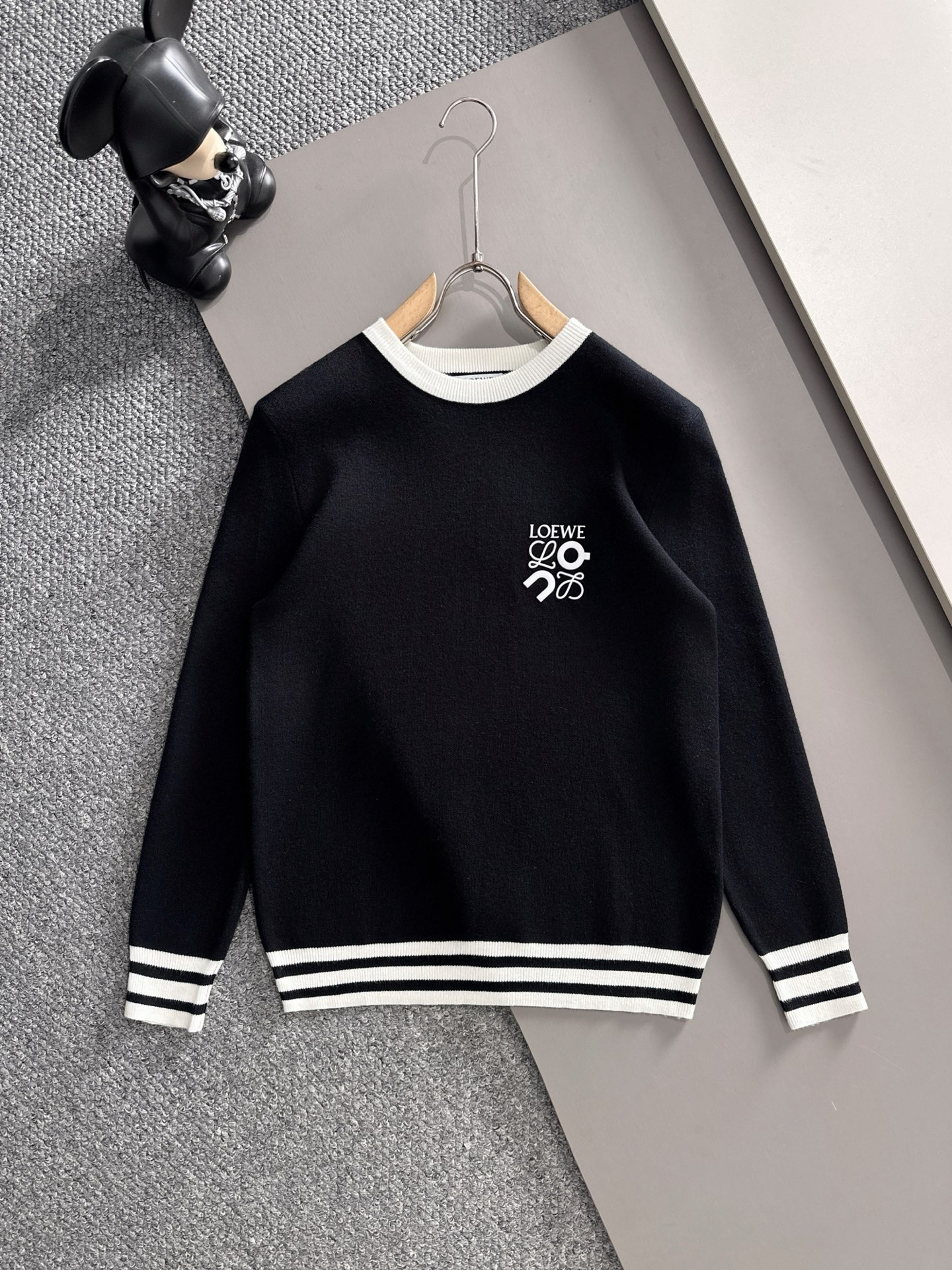 NO:537832,LOEW* fitting style M-XXXL 2025 autumn and winter classic neckline color-blocking wool sweater, exquisite hot picture craftsmanship counter fabric, top-level elements fusion, classic short-sleeved 3-standard, trendy men's fashion, whether it is the comfort of the upper body or the incomparable existence, loewe, T-shirt, alexander wang19860909LOEW*合身版型M-XXXL 2025秋冬经典款领口拼色羊毛衫,精致烫图工艺专柜面料,顶级元素融合打造,经典短袖3标齐全,潮男时尚,无论是上身舒适度还是都是无可比拟的存在,,loewe,T-shirt,alexander wang,Men's clothing