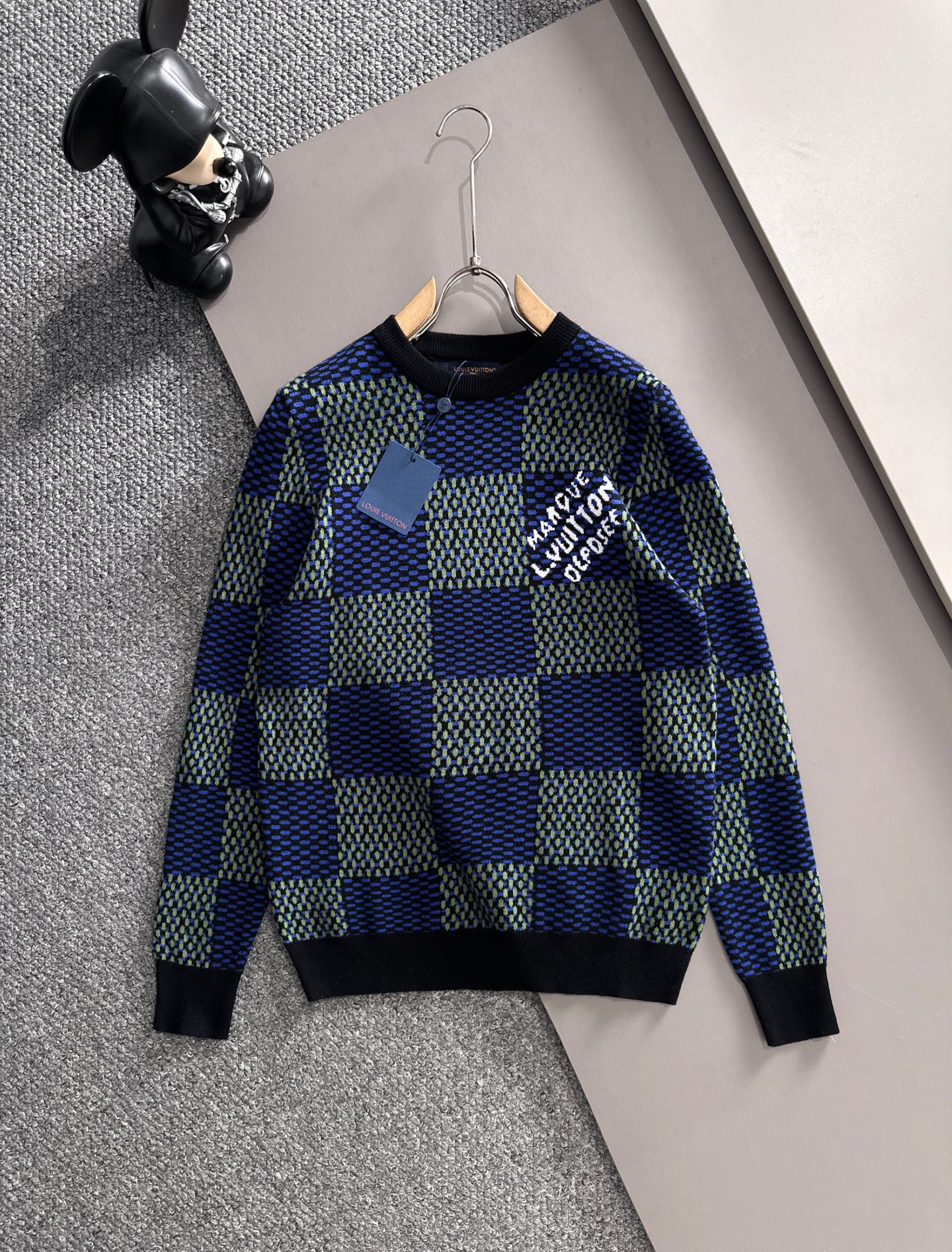 NO:537835,L brand* fitting M-XXXL 2025 autumn and winter new chessboard letter jacquard sweater, exquisite craftsmanship counter fabric, top-level elements fusion, classic short-sleeved 3-mark complete, trendy men's fashion, whether it is the comfort of the upper body or the incomparable existence, T-shirt, alexander wang19860909L牌*合身版型M-XXXL 2025秋冬新款棋盘格字母提花羊毛衫,精致工艺专柜面料,顶级元素融合打造,经典短袖3标齐全,潮男时尚,无论是上身舒适度还是都是无可比拟的存在,,T-shirt,alexander wang,Men's clothing