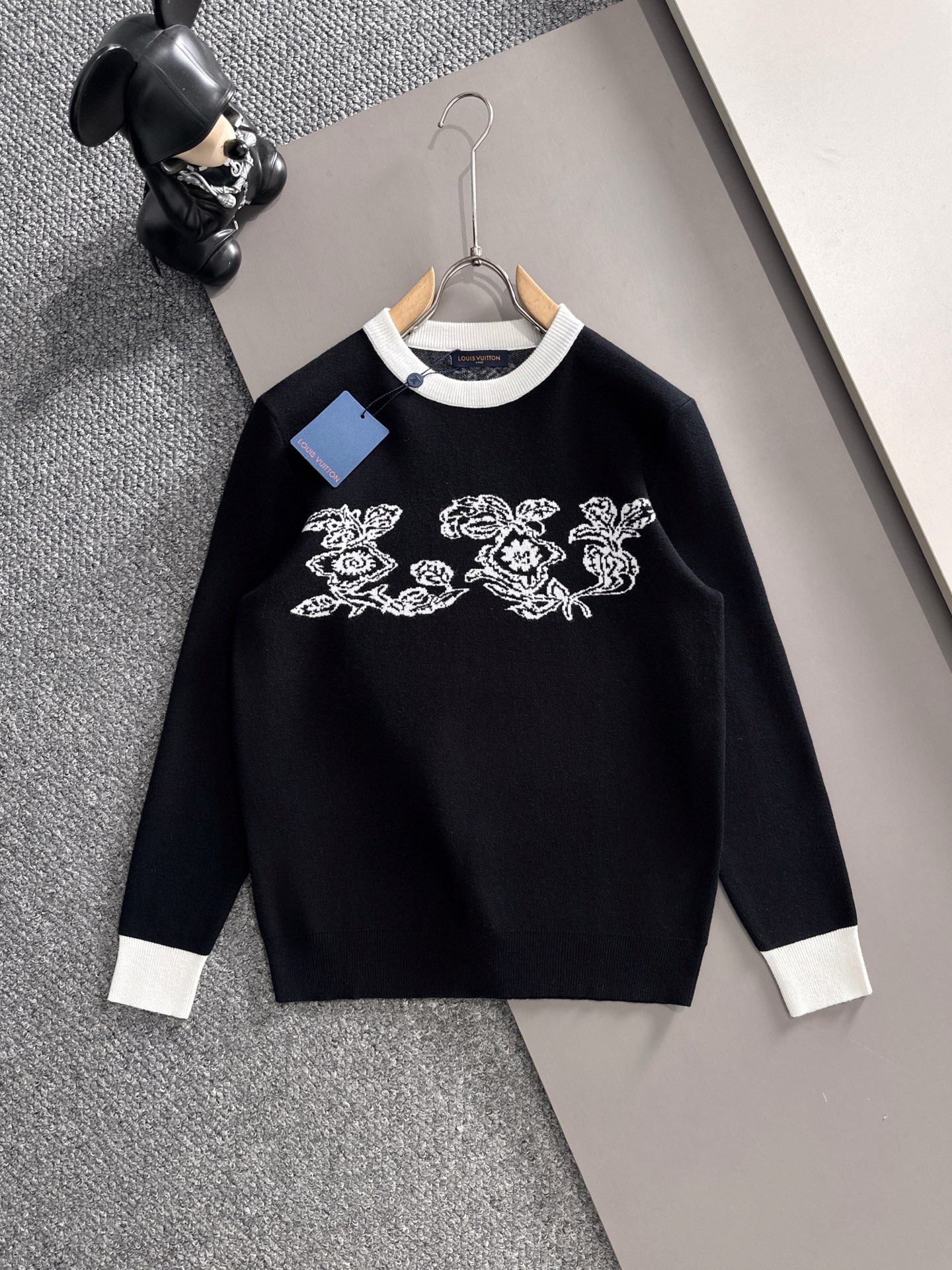 Pull Louis Vuitton Noir et Blanc à Motifs Floraux - Élégance et Confort