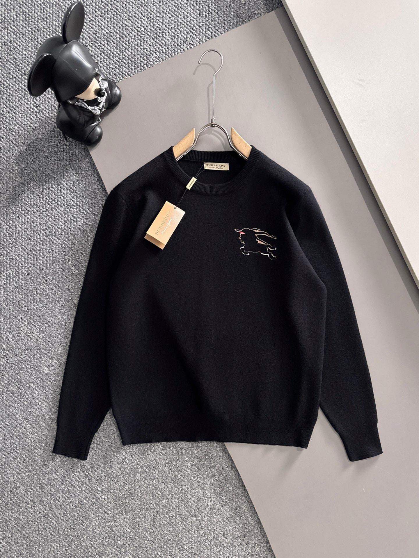 NO:564200,Burberry War Horse Lettering Round Neck Crocheted Pullover Sweater. Customized YB cashmere wool yarn weaving. The texture is high-end, comfortable and soft. The round neck long-sleeved sweater is cut with dense knitting to keep out the cold and wind. The collar and cuffs have wide threaded edges that echo the hem. The War Horse logo on the chest is decorated between the chests. It makes the style more durable and versatile!  Color Black Gray Size M~3XL,,burberry,sweaters,alexander wang19860909巴宝莉 战马字母圆领钩花套头毛衣 定制YB羊绒羊毛纱线织造 质感高级 舒适柔软.圆领长袖毛衣剪裁 密实针织御寒防风,领口袖口宽螺纹包边与衣摆相呼应, 胸前战马徽标装点于胸前之间.让风格更耐看百搭！ 颜色黑色 灰色 码数M~3XL,,burberry,sweaters,alexander wang,Men's clothing