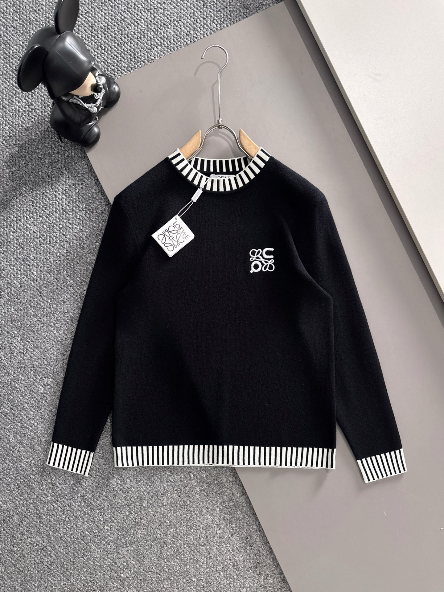 NO:498701,LOEW* fitting style M-XXXL 2025 autumn and winter classic neckline color-blocking cardigan, round neck embroidered exquisite craftsmanship counter fabric, top-level elements fusion, classic short-sleeved 3-standard, trendy men's fashion, whether it is the comfort of the upper body or the incomparable existence, loewe, T-shirt, alexander wang19860909LOEW*合身版型M-XXXL 2025秋冬经典款领口拼色羊毛衫,圆领绣花精致工艺专柜面料,顶级元素融合打造,经典短袖3标齐全,潮男时尚,无论是上身舒适度还是都是无可比拟的存在,,loewe,T-shirt,alexander wang,Men's clothing