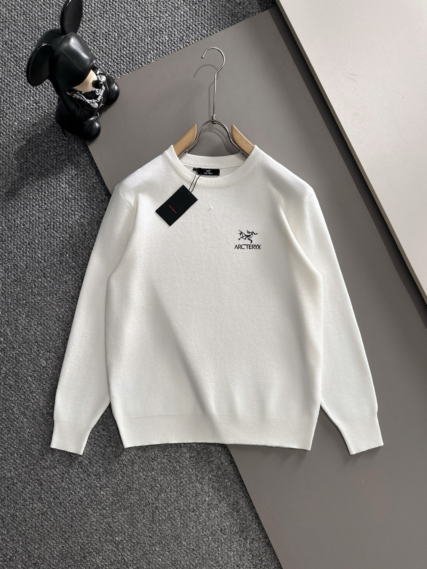 NO:564139,Arc'teryx's new autumn and winter products are synchronized with the counter. Fashionable and unique ribbed round neck is a must-have for single wear. It is made of wool blended sweater and long-sleeved sweater. It has a simple, elegant and noble three-dimensional silicone badge logo design. There is not too much complicated craftsmanship. It is about the fusion of design and materials. Simple European style. With imported wool knitted fabric, it is a perfect base for autumn and winter!  Size M~3XL,arc'teryx,sweaters,alexander wang19860909始祖鸟 秋冬新品 专柜同步 时尚别致罗纹圆领单穿打底必备款,采用羊毛混纺针织衫长袖毛衣,简约优雅高贵气质立体硅胶徽章logo设计 没有过多复杂的工艺 玩的就是设计与材质的融合 简约的欧式风格 配以进口羊毛针织面料,秋冬季打底神器！ 码数M~3XL,arc'teryx,sweaters,alexander wang,Men's clothing