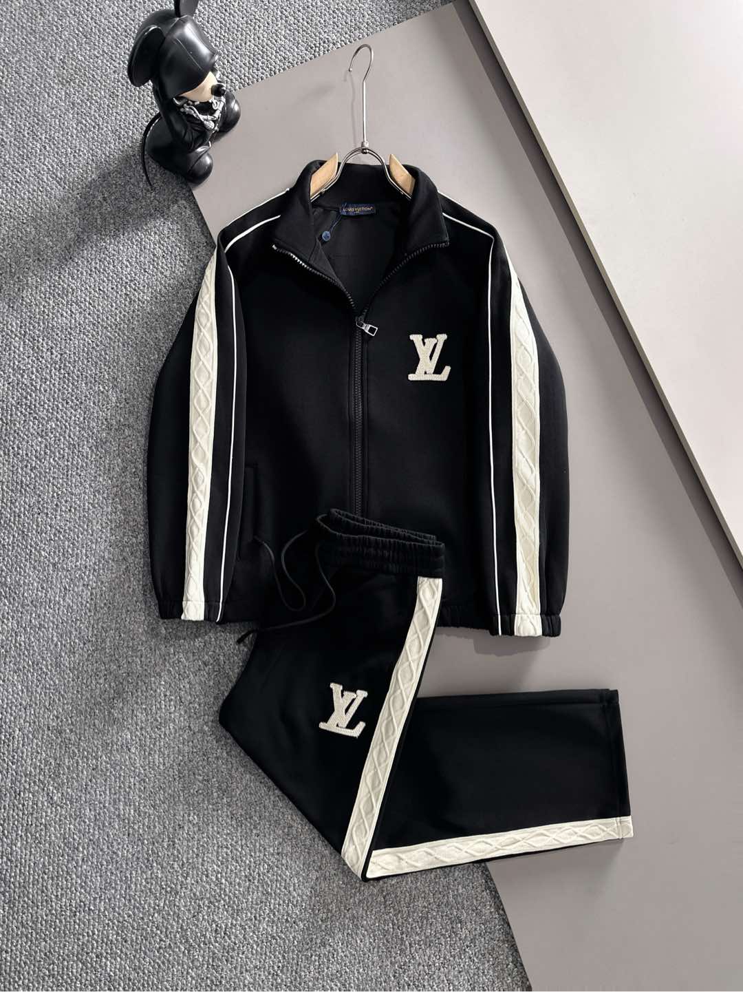 NO:514475,L brand* set style m-xxxl Top black set webbing jacquard zipper casual set, logo embroidered classic black and white webbing fusion versatile counter set, sun velvet top-grade precision made and fusion auxiliary materials, classic 3 standards complete, trendy men's fashion, whether it is the comfort of the upper body or the incomparable existence 170-125(M) -140(L) 178-155 (XL) 178-170(XXL) 180-185(XXXL) your,,alexander wang19860909L牌* 套装版型m-xxxl 顶级黑色套装织带提花拉链款休闲套装,logo绣花经典黑白织带融合百搭专柜款套装,阳光绒顶级精工制做融合辅料打造,经典3标齐全,潮男时尚,无论是上身舒适度还是都是无可比拟的存在 170-125(M) -140(L) 178-155 (XL)178-170(XXL) 180-185(XXXL) your,,alexander wang,Men's clothing