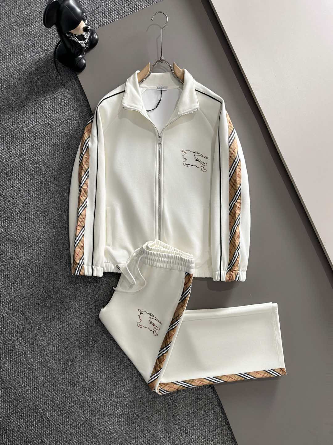 NO:514462,BBR* Set style m-xxxl Top black suit plaid webbing jacquard zipper casual set, hot logo embroidered classic black and white webbing fusion versatile counter set, sun velvet top-grade precision made and fusion auxiliary materials, classic 3 standards complete, trendy men's fashion, whether it is the comfort of the upper body or it is incomparable 170-125(M) -140(L) 178-155 (XL) 178-170(XXL) 180-185(XXXL) your,,alexander wang19860909BBR* 套装版型m-xxxl 顶级黑色套装格子织带提花拉链款休闲套装,烫图logo绣花经典黑白织带融合百搭专柜款套装,阳光绒顶级精工制做融合辅料打造,经典3标齐全,潮男时尚,无论是上身舒适度还是都是无可比拟的存在 170-125(M) -140(L) 178-155 (XL)178-170(XXL) 180-185(XXXL) your,,alexander wang,Men's clothing