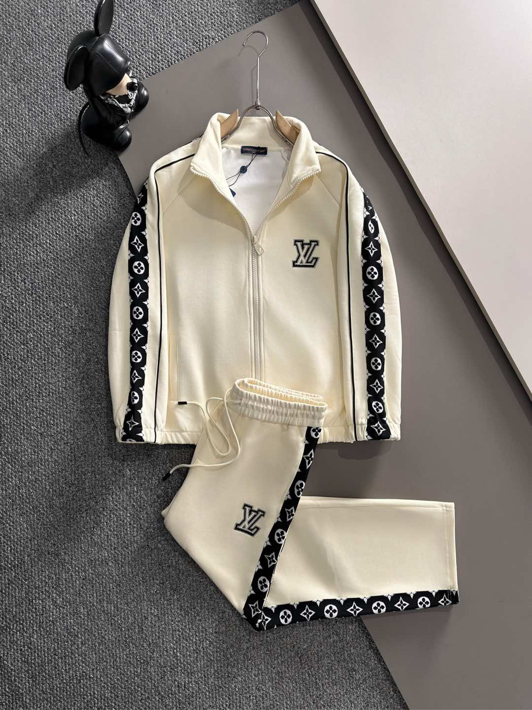 NO:514465,L brand* set style m-xxxl Top black set webbing jacquard zipper casual set, logo embroidered classic black and white webbing fusion versatile counter set, sun velvet top-grade precision made and fusion auxiliary materials, classic 3 standards complete, trendy men's fashion, whether it is the comfort of the upper body or the incomparable existence 170-125(M) -140(L) 178-155 (XL) 178-170(XXL) 180-185(XXXL) your,,alexander wang19860909L牌* 套装版型m-xxxl 顶级黑色套装织带提花拉链款休闲套装,logo绣花经典黑白织带融合百搭专柜款套装,阳光绒顶级精工制做融合辅料打造,经典3标齐全,潮男时尚,无论是上身舒适度还是都是无可比拟的存在 170-125(M) -140(L) 178-155 (XL)178-170(XXL) 180-185(XXXL) your,,alexander wang,Men's clothing