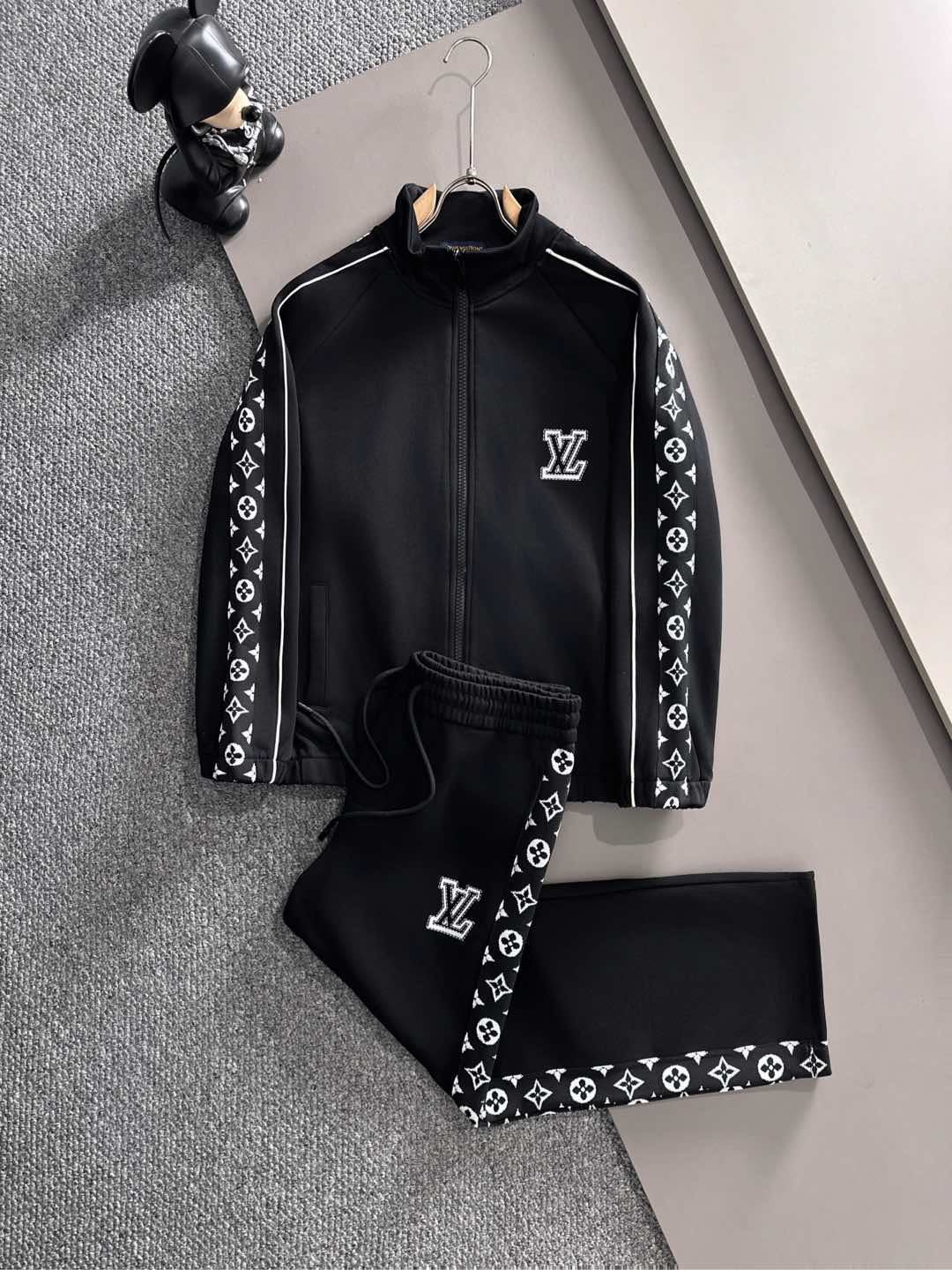 NO:537171,L brand* set style m-xxxl Top black set webbing jacquard zipper casual set, logo embroidered classic black and white webbing fusion versatile counter set, sun velvet top-grade precision made and fusion auxiliary materials, classic 3 standards complete, trendy men's fashion, whether it is the comfort of the upper body or the incomparable existence 170-125(M) -140(L) 178-155 (XL) 178-170(XXL) 180-185(XXXL) your,,alexander wang19860909L牌* 套装版型m-xxxl 顶级黑色套装织带提花拉链款休闲套装,logo绣花经典黑白织带融合百搭专柜款套装,阳光绒顶级精工制做融合辅料打造,经典3标齐全,潮男时尚,无论是上身舒适度还是都是无可比拟的存在 170-125(M) -140(L) 178-155 (XL)178-170(XXL) 180-185(XXXL) your,,alexander wang,Men's clothing