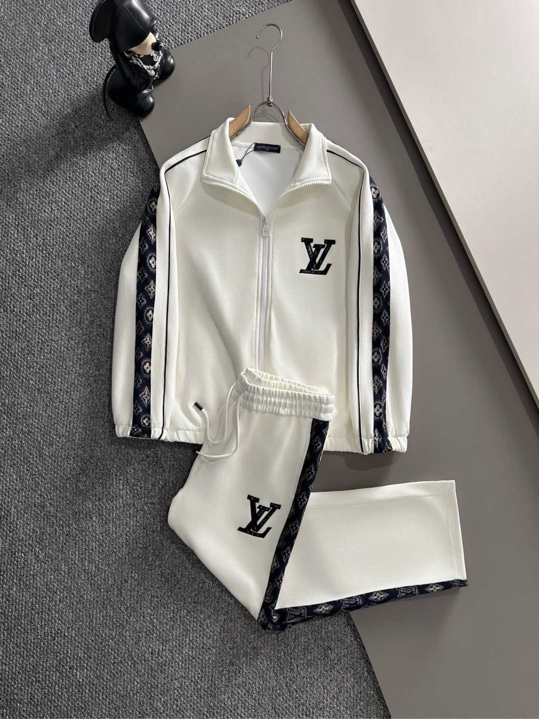 NO:514468,L brand* set style m-xxxl Top black set webbing jacquard zipper casual set, patch logo embroidered classic black and white webbing fusion versatile counter set, sun velvet top-grade precision made and fusion auxiliary materials, classic 3 standards complete, trendy men's fashion, whether it is the comfort of the upper body or it is incomparable 170-125(M) -140(L) 178-155 (XL) 178-170(XXL) 180-185(XXXL) your,,alexander wang19860909L牌* 套装版型m-xxxl 顶级黑色套装织带提花拉链款休闲套装,贴布logo绣花经典黑白织带融合百搭专柜款套装,阳光绒顶级精工制做融合辅料打造,经典3标齐全,潮男时尚,无论是上身舒适度还是都是无可比拟的存在 170-125(M) -140(L) 178-155 (XL)178-170(XXL) 180-185(XXXL) your,,alexander wang,Men's clothing