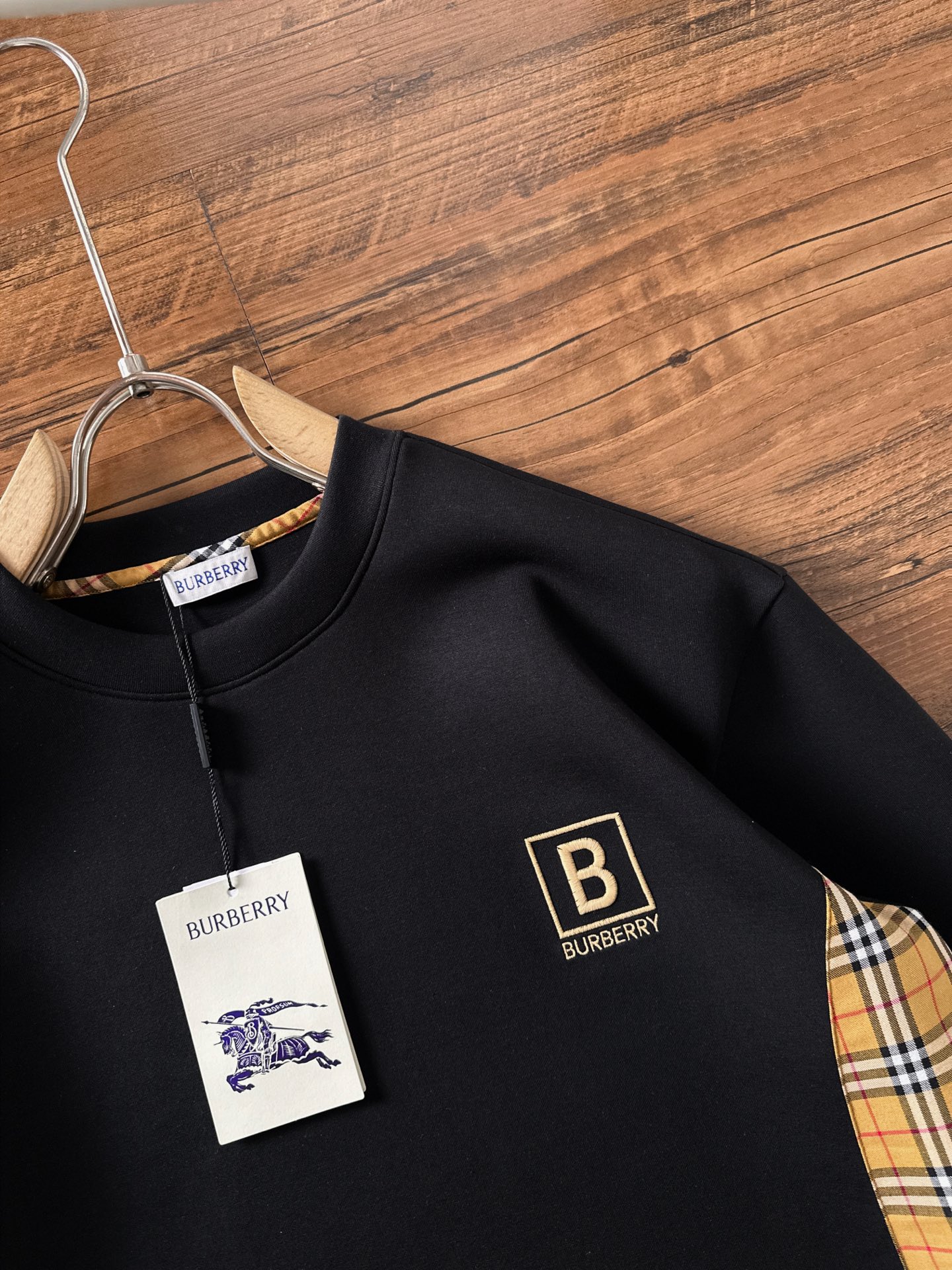 🌾退换 BURBERRY巴宝莉 2025ss秋冬新品 长袖太空棉卫衣，经典Logo设计，百搭款，定制面料