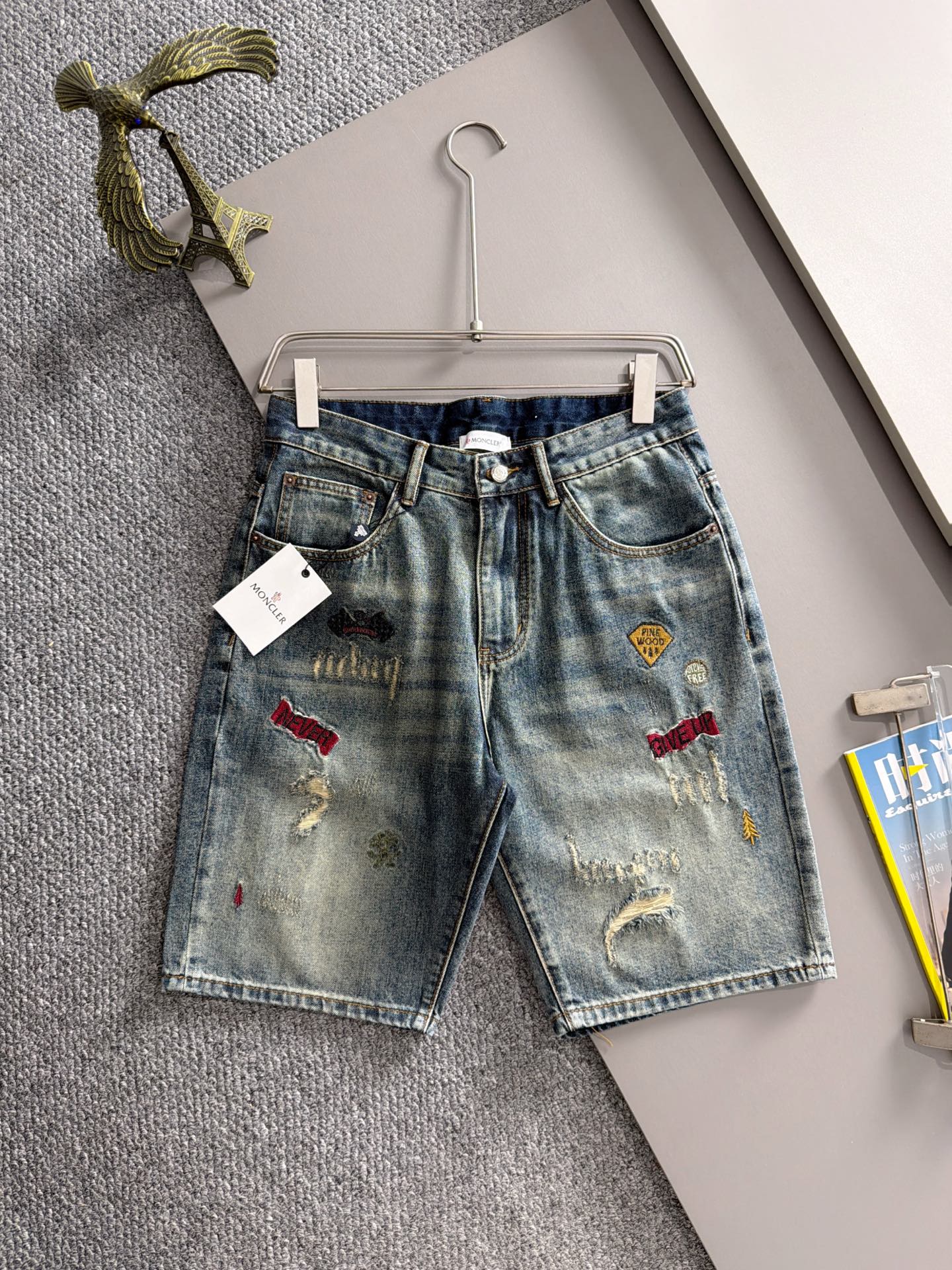 P160 蒙口2026夏季新品牛仔裤牛仔短裤，采用进口客供日本Denim平纹棉质牛仔面料梭织生产，三标齐全，顶尖的石磨水洗工艺让质感达到80年代的老味，柔软细腻舒适透气，色泽拥有现代时尚的沧桑感，上身百搭时尚!轻奢主义 日常通勤穿搭必备单…