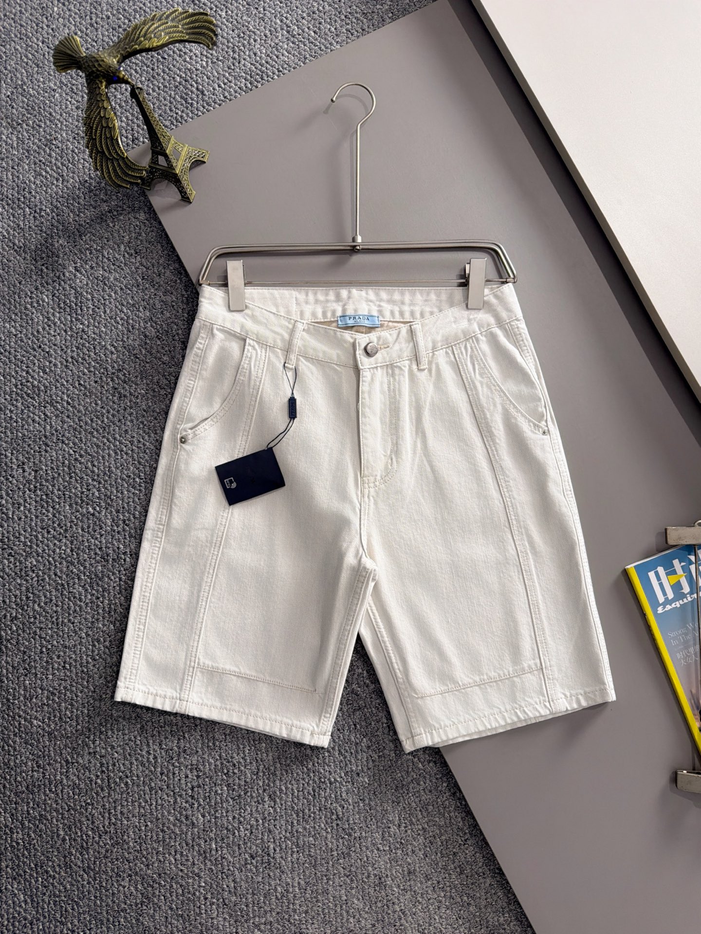Los nuevos pantalones cortos de mezclilla P160 Prada 2026 de verano están tejidos con telas de mezclilla de algodón lis…