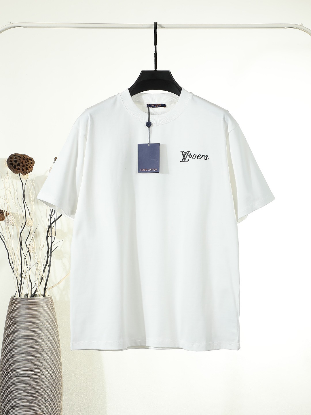 P55 Lv路易威登 Nueva camiseta de manga corta con parches Tejido de doble hilo de 300 gramos Bordado tridimensional en el fr…