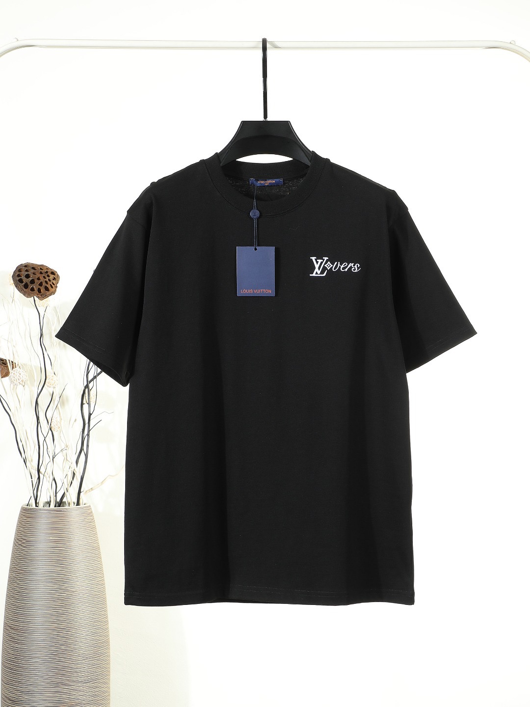 P55 Lv路易威登 Nueva camiseta de manga corta con parches Tejido de doble hilo de 250 gramos Bordado tridimensional en el fr…