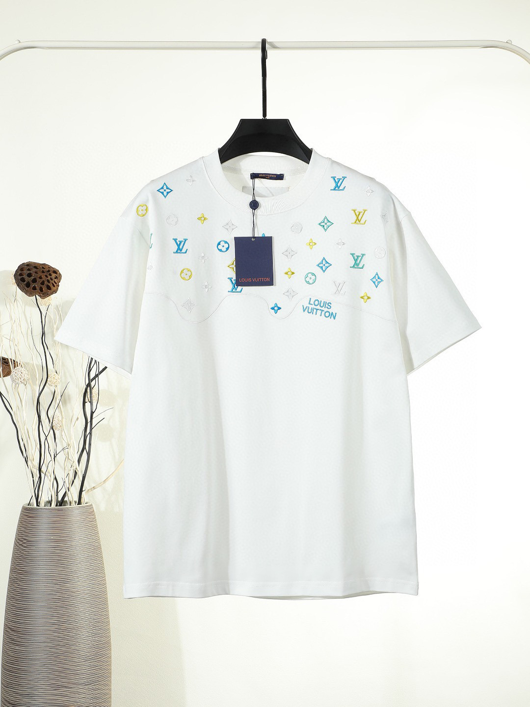 P85 【Calidad exclusiva】 1V 26SS nuevo estilo de principios de primavera, camiseta de manga corta LV con bordado de colo…