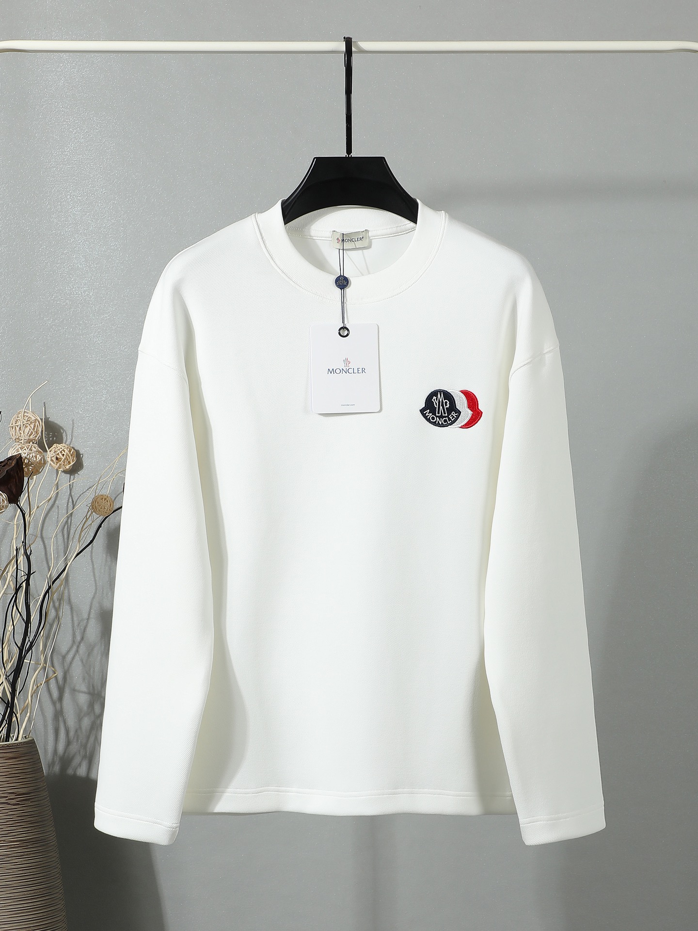 145【独家品质】 M蒙口新款卫衣 重磅420克双纱面料 前幅立体logo绣 满满潮流元素 重磅面料 宽松版型 偏深挺阔有型 不变形不缩水 尺码：S-XL 黑色 白色