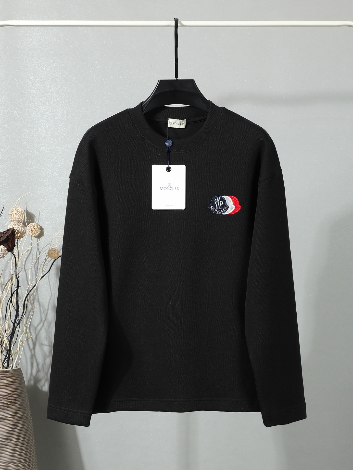 145【独家品质】 M蒙口新款卫衣 重磅420克双纱面料 前幅立体logo绣 满满潮流元素 重磅面料 宽松版型 偏深挺阔有型 不变形不缩水 尺码：S-XL 黑色 白色