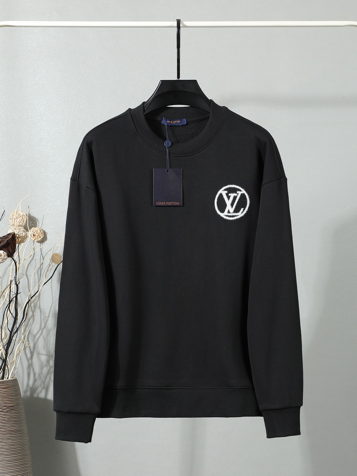 P130 【独家品质】 LV新款卫衣 重磅480克双纱面料 前后幅立体logo绣 满满潮流元素 重磅面料 宽松版型 偏深挺阔有型 不变形不缩水 尺码：S-XL 黑色 白色