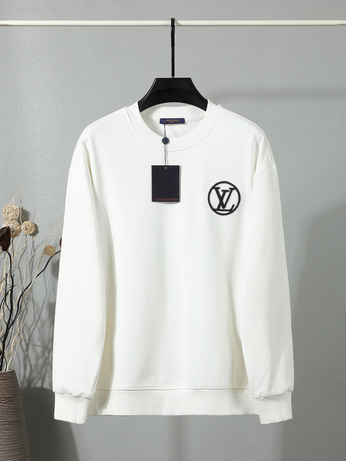 P130 【独家品质】 LV新款卫衣 重磅480克双纱面料 前后幅立体logo绣 满满潮流元素 重磅面料 宽松版型 偏深挺阔有型 不变形不缩水 尺码：S-XL 黑色 白色