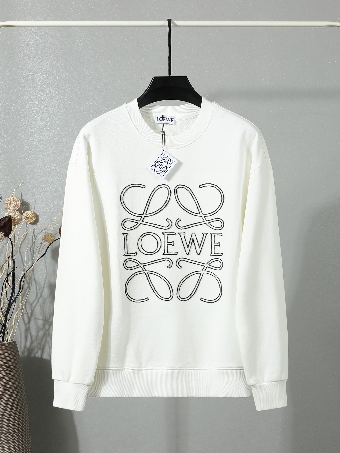 160 [Calidad exclusiva] La nueva sudadera de Loewe. Tejido pesado de doble hilo de 480 g. Logotipo tridimensional borda…