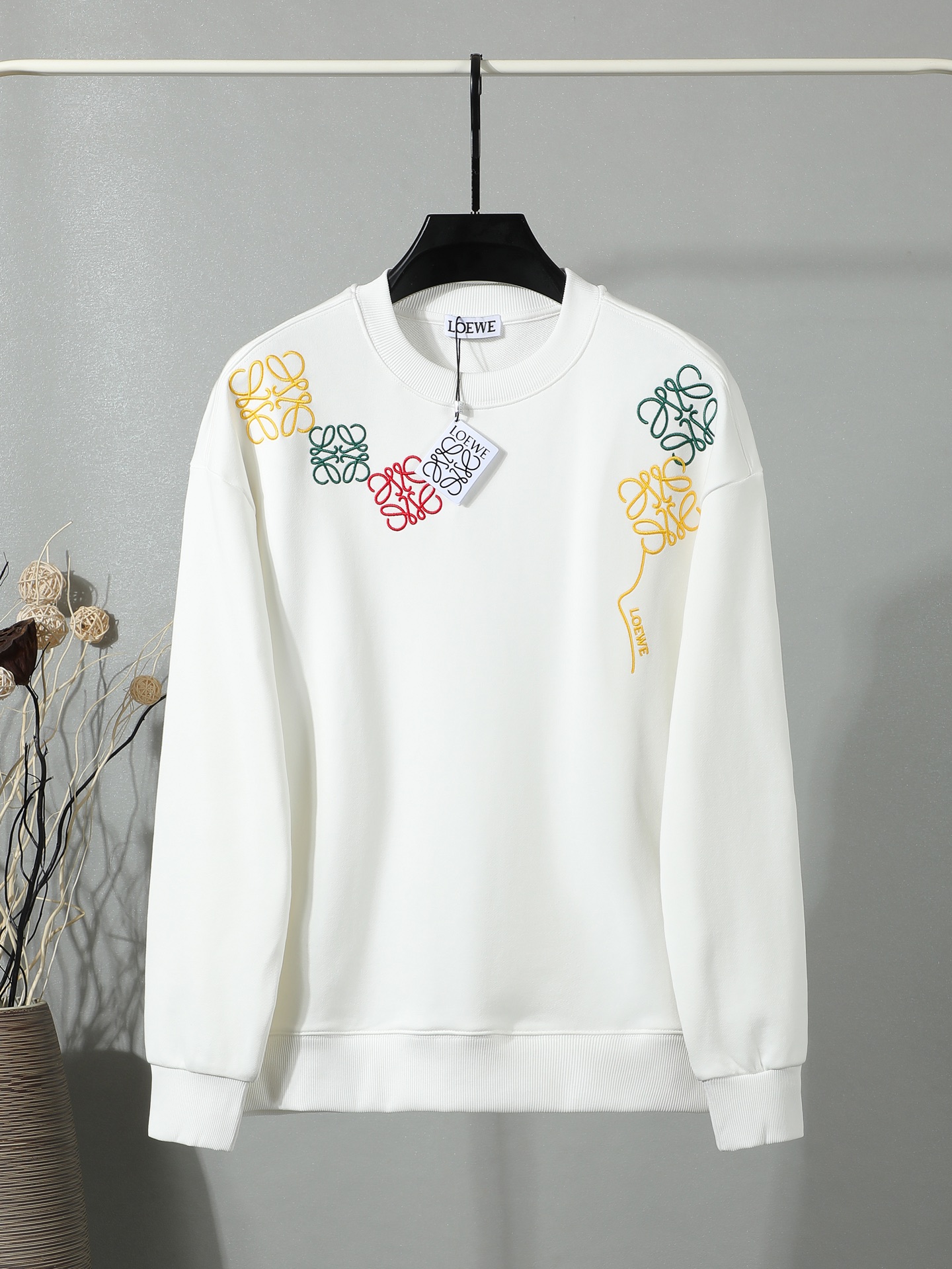 160 [Calidad exclusiva] La nueva sudadera de Loewe. Tejido pesado de doble hilo de 480 g. Logotipo tridimensional borda…