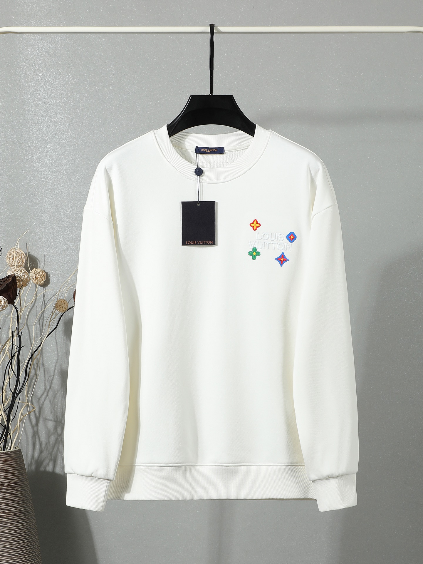 P130 【独家品质】 LV新款卫衣 重磅480克双纱面料 前后幅立体logo绣 满满潮流元素 重磅面料 宽松版型 偏深挺阔有型 不变形不缩水 尺码：S-XL 黑色 白色