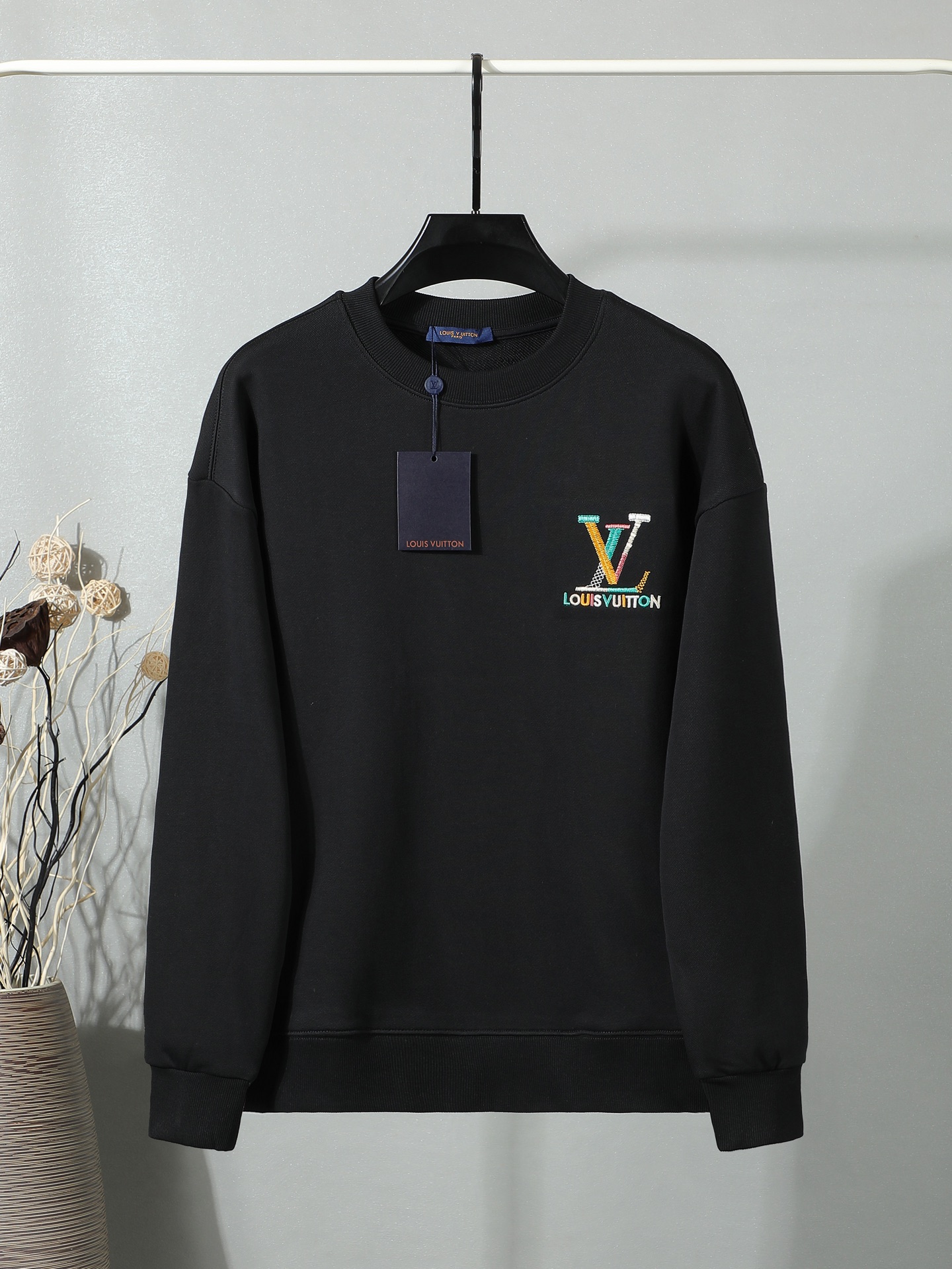 P130 【独家品质】 LV新款卫衣 重磅480克双纱面料 前后幅立体logo绣 满满潮流元素 重磅面料 宽松版型 偏深挺阔有型 不变形不缩水 尺码：S-XL 黑色 白色