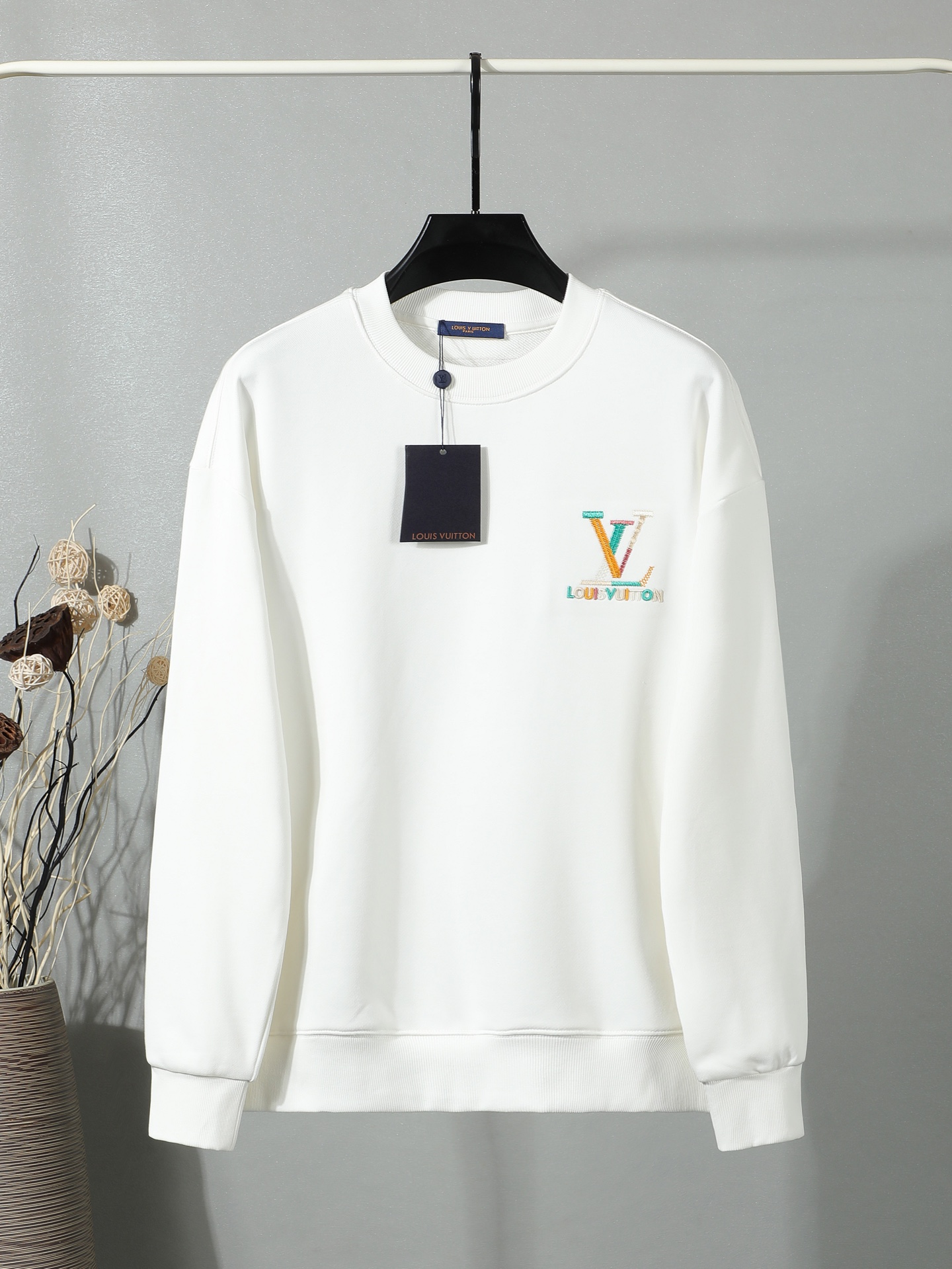 P130 【独家品质】 LV新款卫衣 重磅480克双纱面料 前后幅立体logo绣 满满潮流元素 重磅面料 宽松版型 偏深挺阔有型 不变形不缩水 尺码：S-XL 黑色 白色