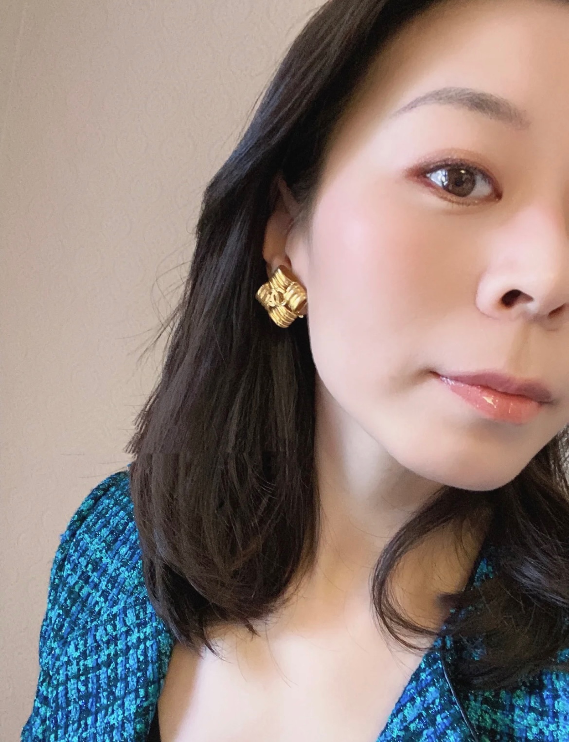 55
高品质 细节如图 【香千层酥耳夹】中古款！非常推荐！“流行稍纵即逝，风格永存”这就是Vintage的魅力！可遇而不可求这句话用在Ch@nel Vintage系列上是再合适不过了，Z虽然是”二手货“，它并不代表陈旧，或者过时，相反，体现的是一种成熟的、历时不变的经典魅力，换句话说就是：以前能佩戴，现在佩戴，将来还能佩戴的复古饰品。So，一般遇到我喜欢的Vintage款式，二话不说，绝对会收藏，而且，就像投资一样，稳健升值的Vintage，你太值得拥有了[机智][机智][机智]这样一股浓烈的复古风，在现在看来确是特别得赋有现代的时尚感！