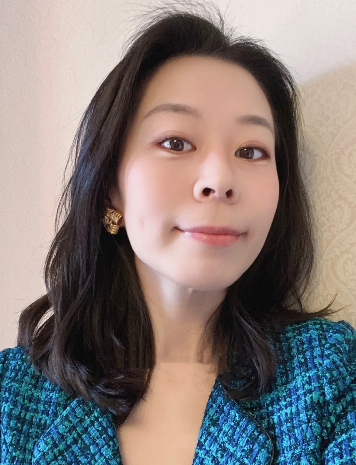 55
高品质 细节如图 【香千层酥耳夹】中古款！非常推荐！“流行稍纵即逝，风格永存”这就是Vintage的魅力！可遇而不可求这句话用在Ch@nel Vintage系列上是再合适不过了，Z虽然是”二手货“，它并不代表陈旧，或者过时，相反，体现的是一种成熟的、历时不变的经典魅力，换句话说就是：以前能佩戴，现在佩戴，将来还能佩戴的复古饰品。So，一般遇到我喜欢的Vintage款式，二话不说，绝对会收藏，而且，就像投资一样，稳健升值的Vintage，你太值得拥有了[机智][机智][机智]这样一股浓烈的复古风，在现在看来确是特别得赋有现代的时尚感！