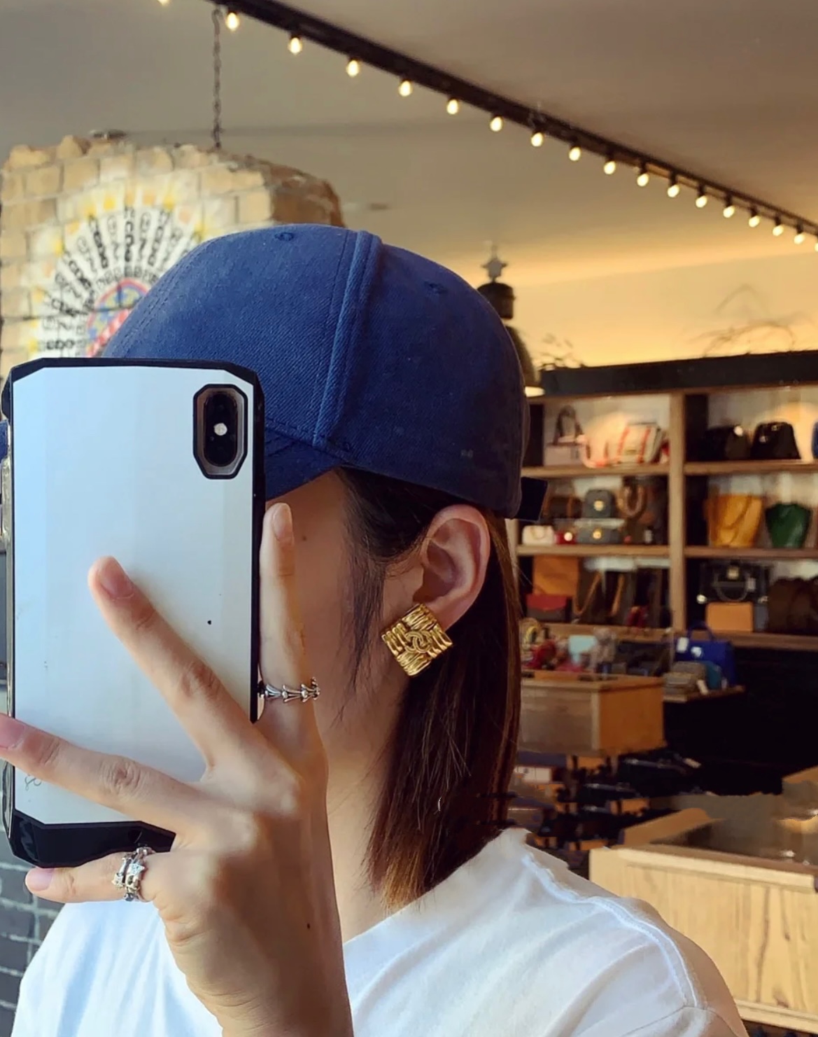 55
高品质 细节如图 【香千层酥耳夹】中古款！非常推荐！“流行稍纵即逝，风格永存”这就是Vintage的魅力！可遇而不可求这句话用在Ch@nel Vintage系列上是再合适不过了，Z虽然是”二手货“，它并不代表陈旧，或者过时，相反，体现的是一种成熟的、历时不变的经典魅力，换句话说就是：以前能佩戴，现在佩戴，将来还能佩戴的复古饰品。So，一般遇到我喜欢的Vintage款式，二话不说，绝对会收藏，而且，就像投资一样，稳健升值的Vintage，你太值得拥有了[机智][机智][机智]这样一股浓烈的复古风，在现在看来确是特别得赋有现代的时尚感！